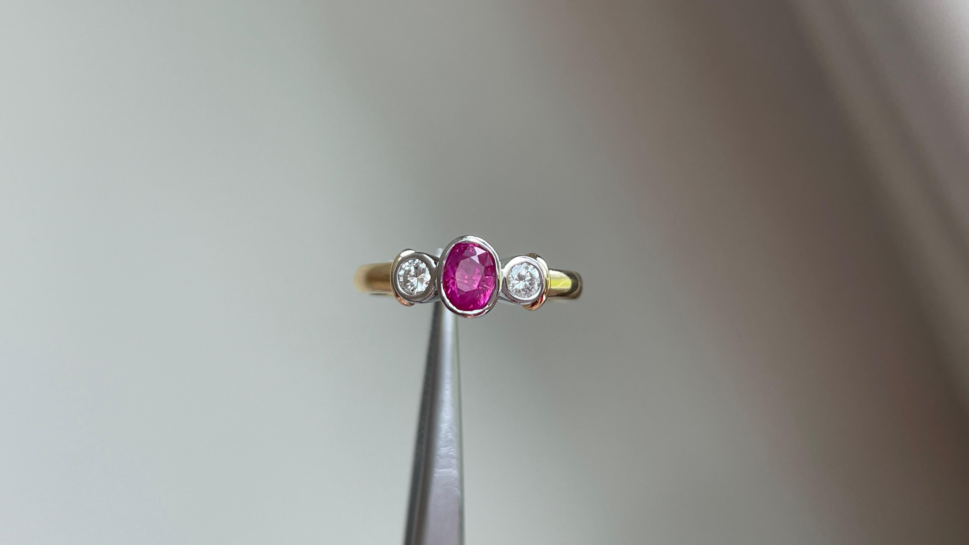 Anello con rubino non riscaldato della Birmania e diamanti naturali in oro giallo 18 carati in vendita 1