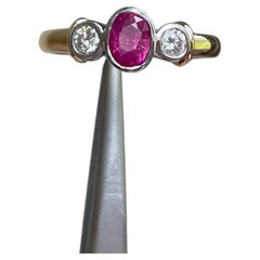 Ring aus 18 Karat Gelbgold mit unerhitztem Rubin und natürlichen Diamanten