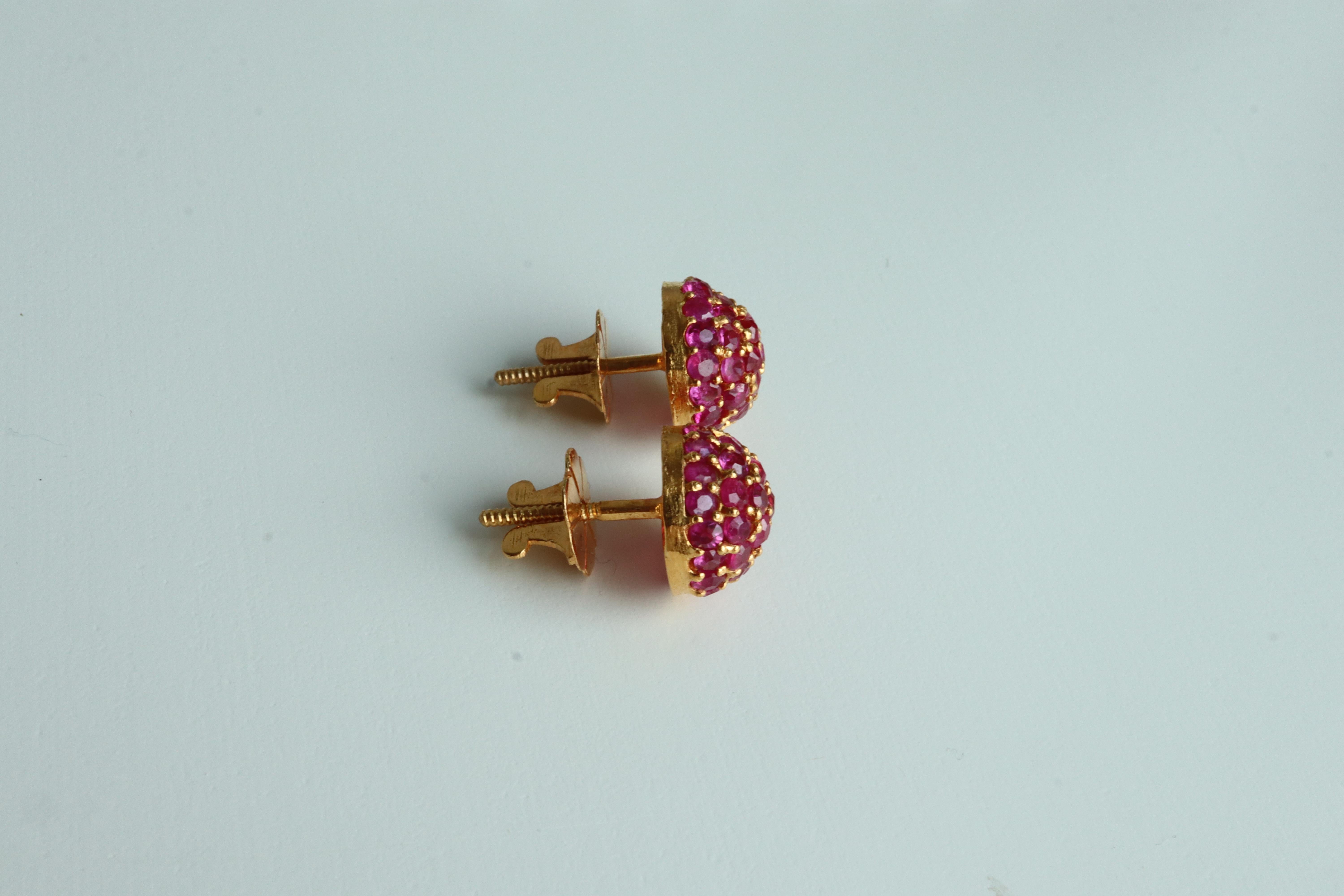 Burma Unheated Ruby earrings in 18k Yellow Gold In New Condition For Sale In Singapore, SG