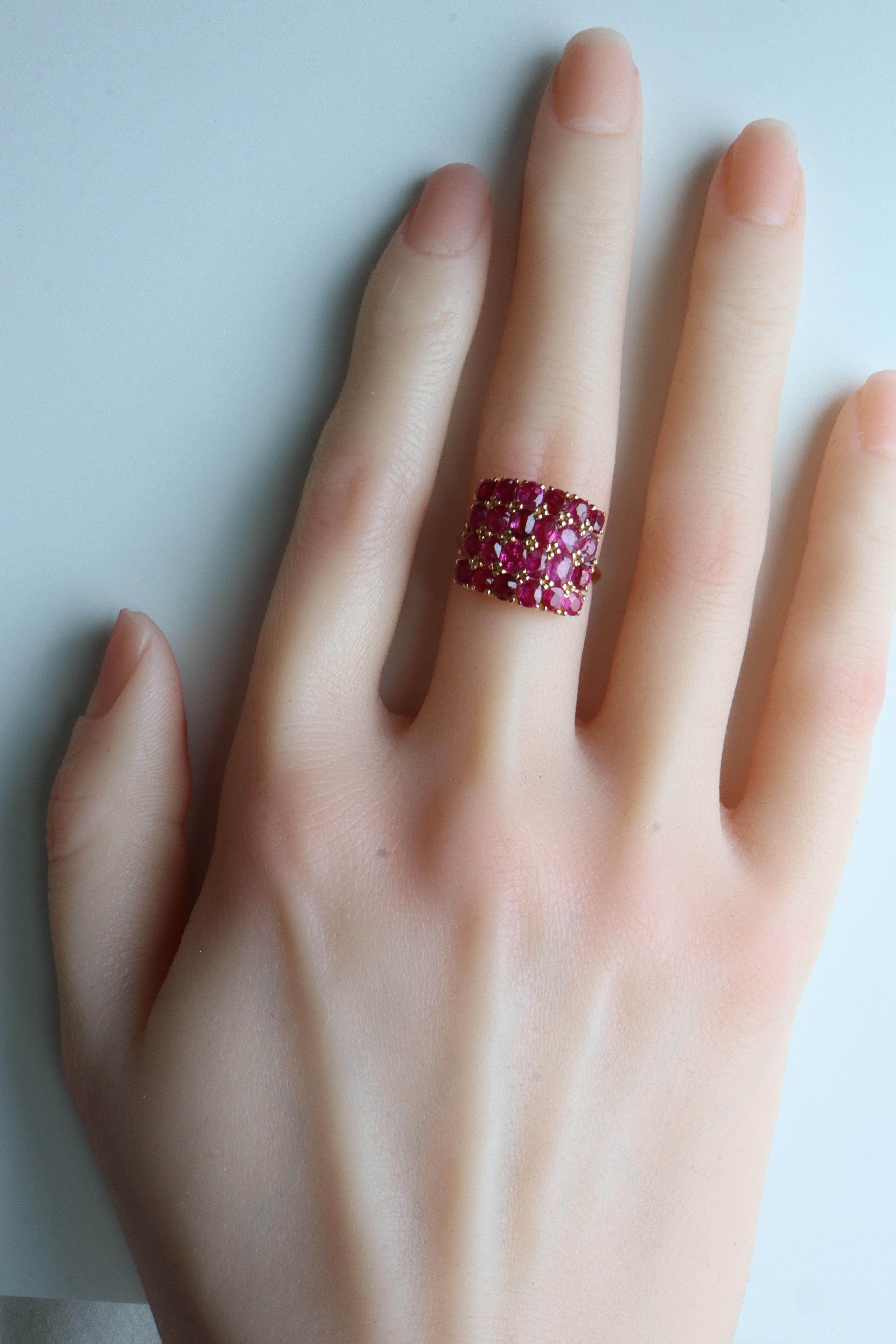 Cette bague est une pièce d'occasion dont l'or et les pierres précieuses ont été soigneusement vérifiés par des laboratoires réputés, et nous garantissons pleinement son authenticité. Les rubis ne sont ni chauffés ni traités et proviennent de la