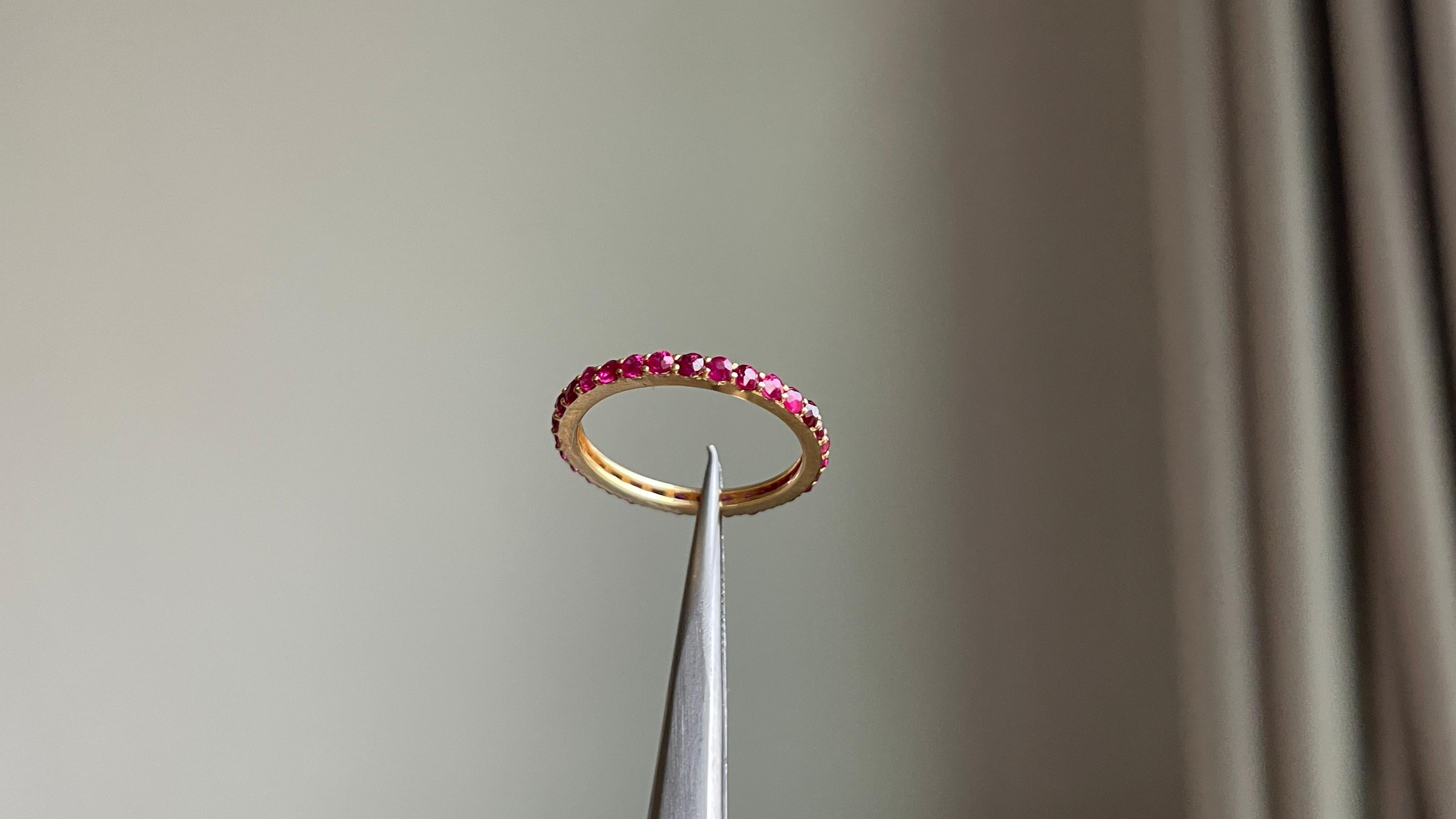 Taglio misto Anello con rubino non riscaldato Burma in oro 18 carati (anello eternità con rubino) in vendita