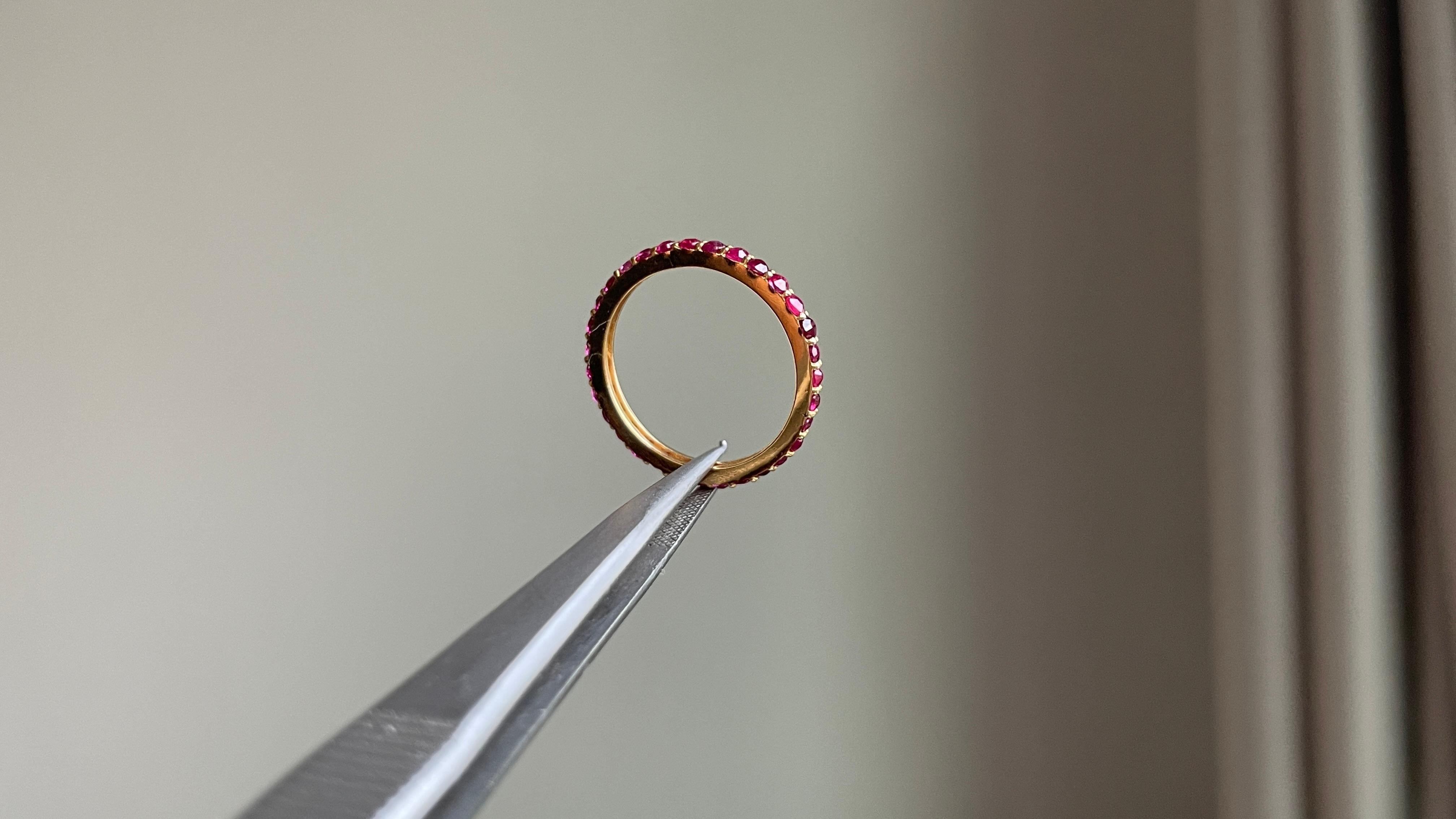 Anello con rubino non riscaldato Burma in oro 18 carati (anello eternità con rubino) In condizioni Nuovo in vendita a Singapore, SG
