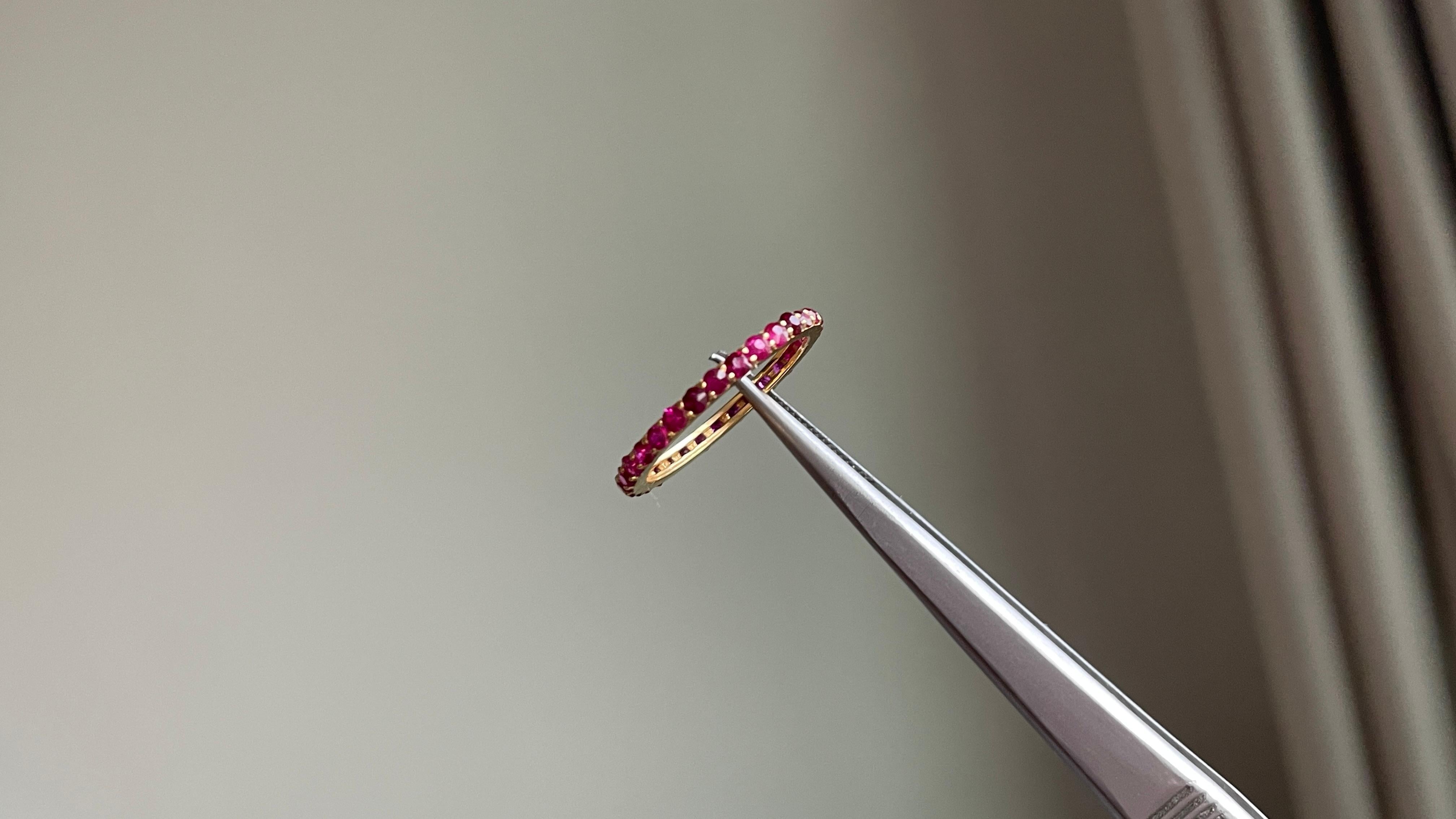 Donna Anello con rubino non riscaldato Burma in oro 18 carati (anello eternità con rubino) in vendita