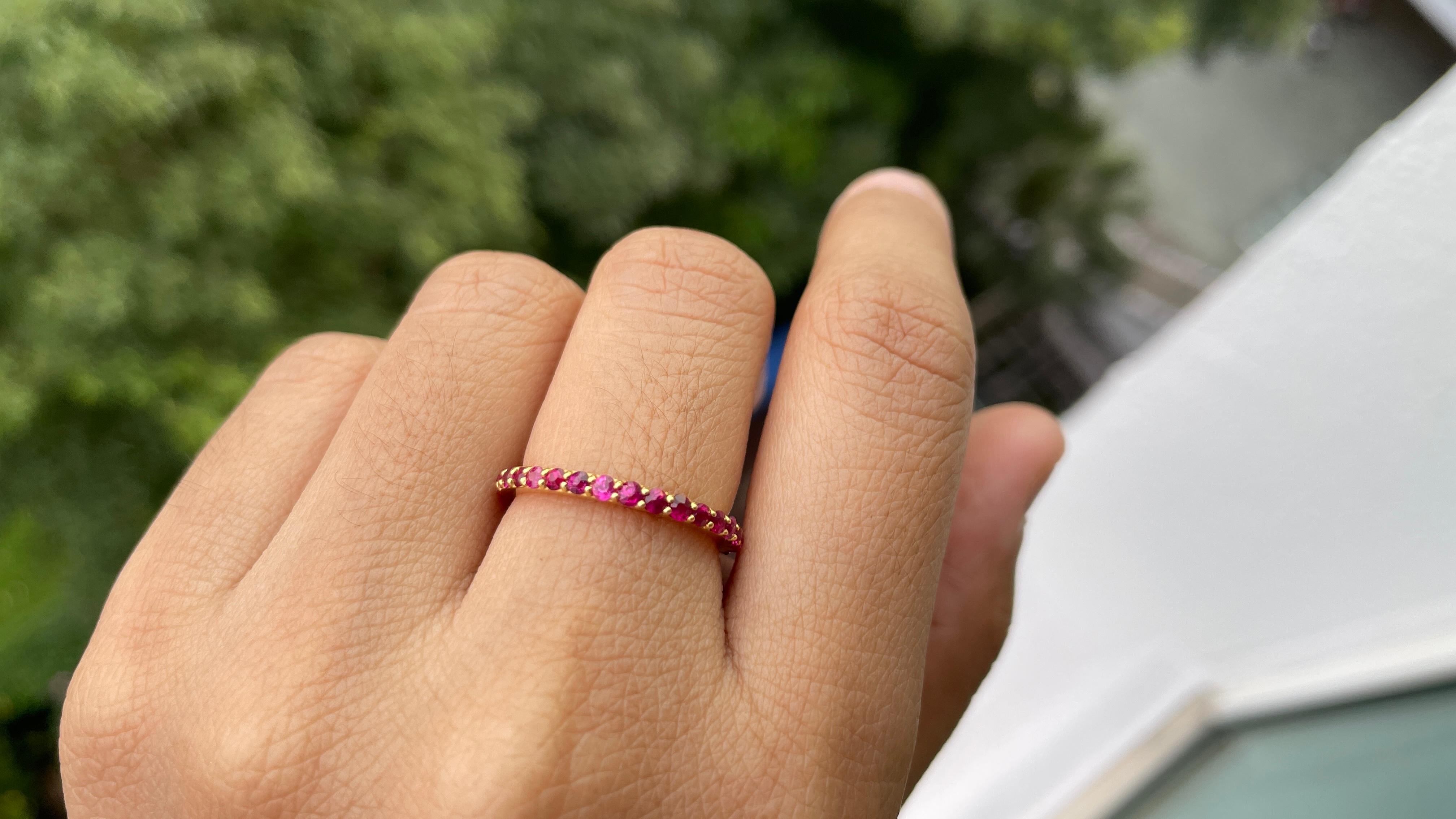 Anello con rubino non riscaldato Burma in oro 18 carati (anello eternità con rubino) in vendita 1