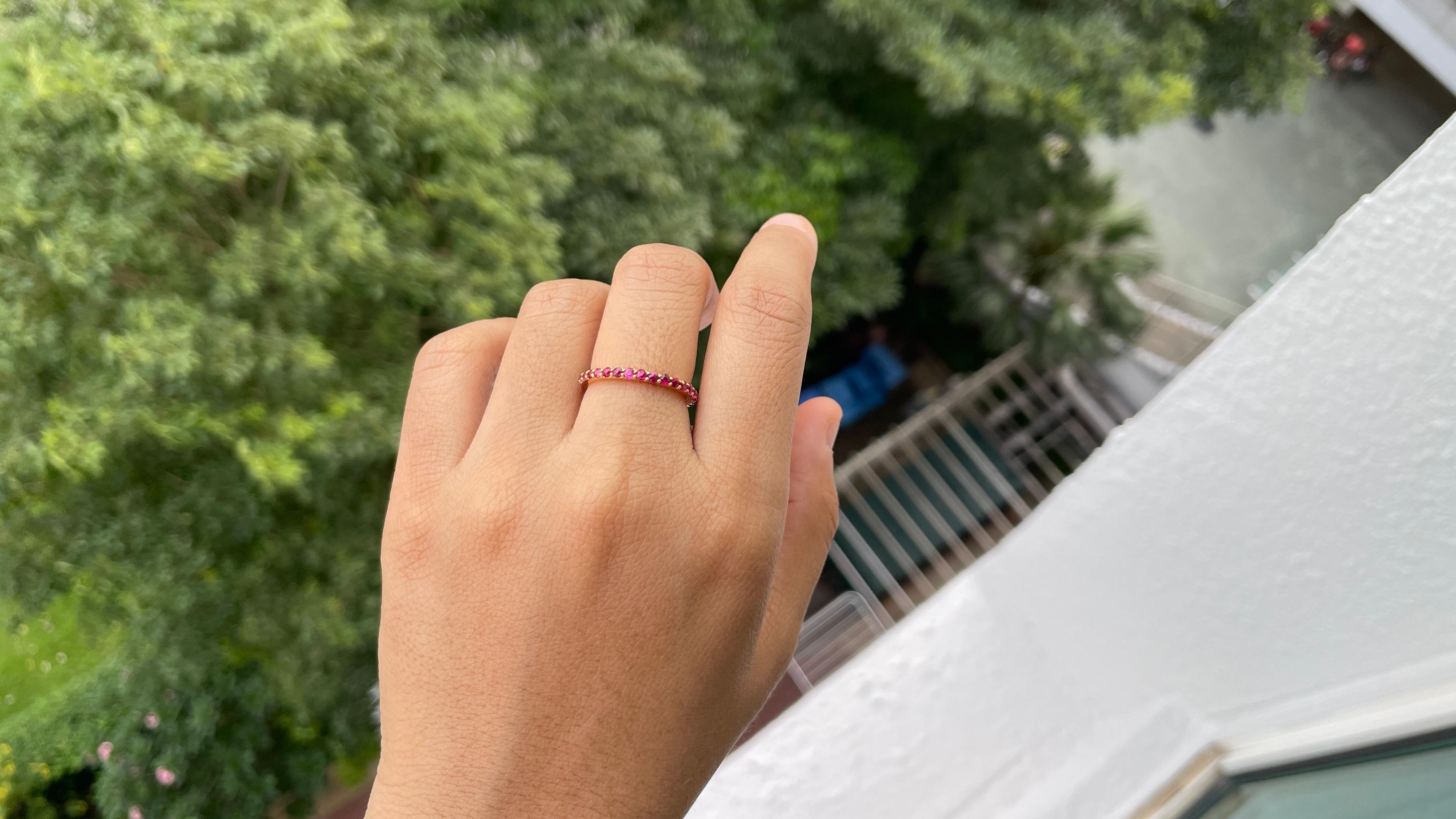 Anello con rubino non riscaldato Burma in oro 18 carati (anello eternità con rubino) in vendita 2