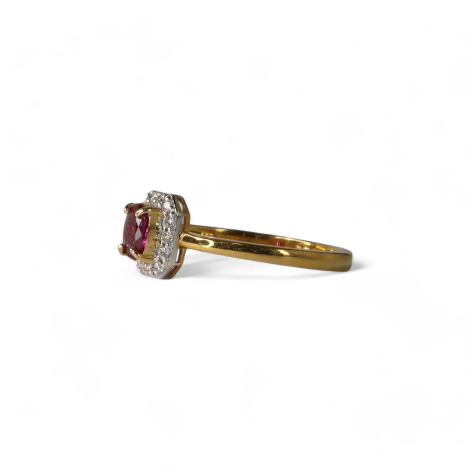 Este precioso anillo está engastado con un rubí birmano sin calentar y diamantes naturales en oro macizo de 18 quilates. El rubí ostenta una hermosa tonalidad rojo púrpura, totalmente transparente y brillante. El diseño general es pulcro, ordenado y
