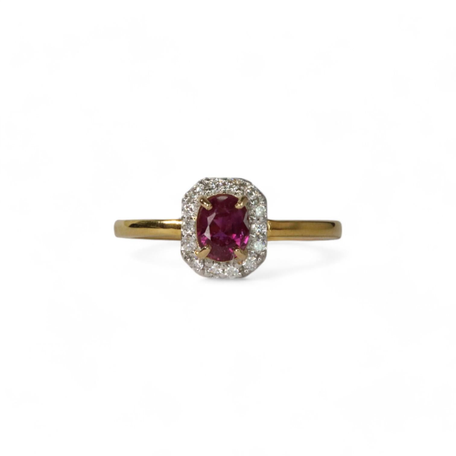 Anillo de rubí sin calentar de Birmania en oro amarillo de 18 quilates Corte oval en venta