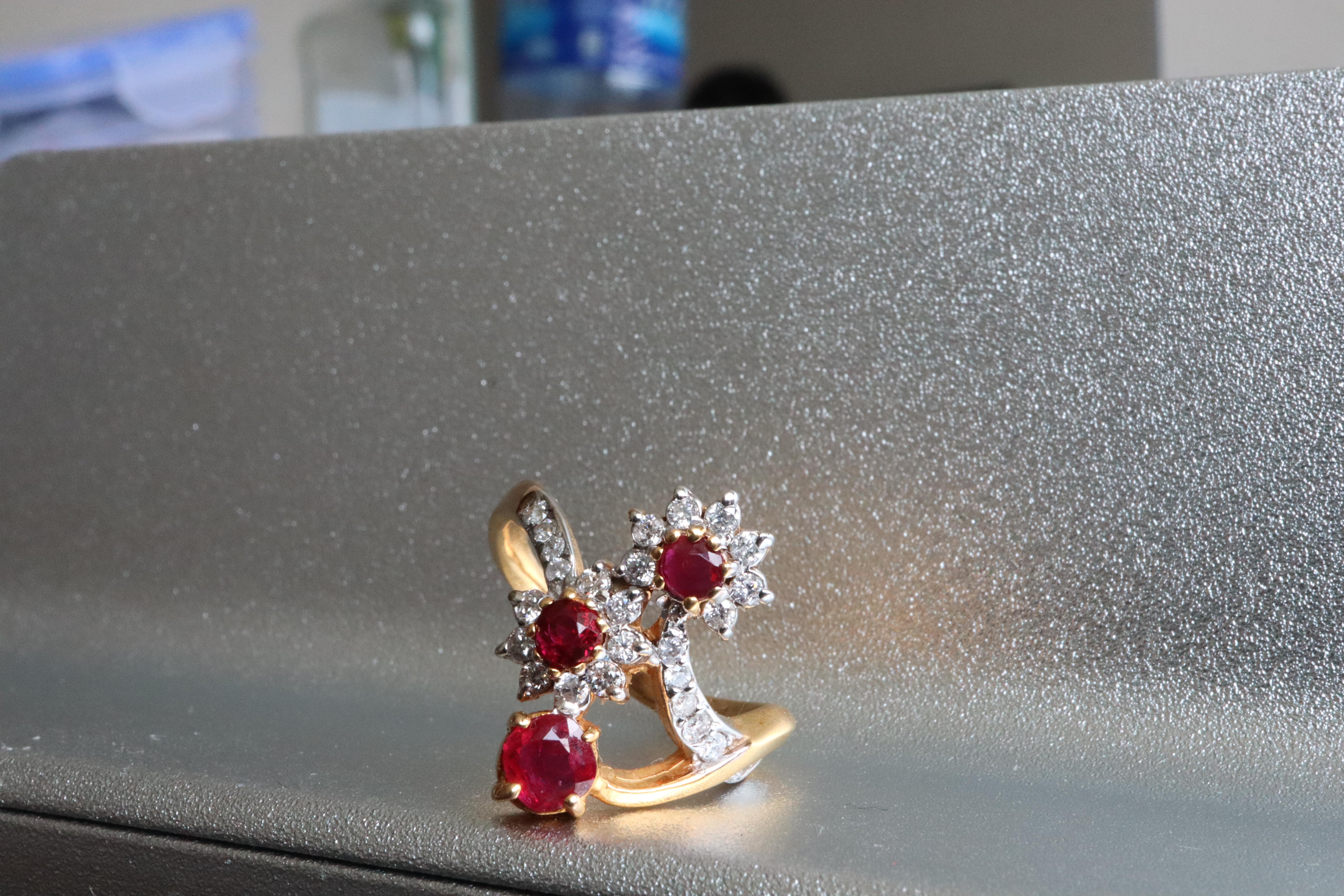 Burma Unheated Vivid Red Ruby and Natural Diamonds Ring in 18K Yellow gold In New Condition For Sale In Singapore, SG