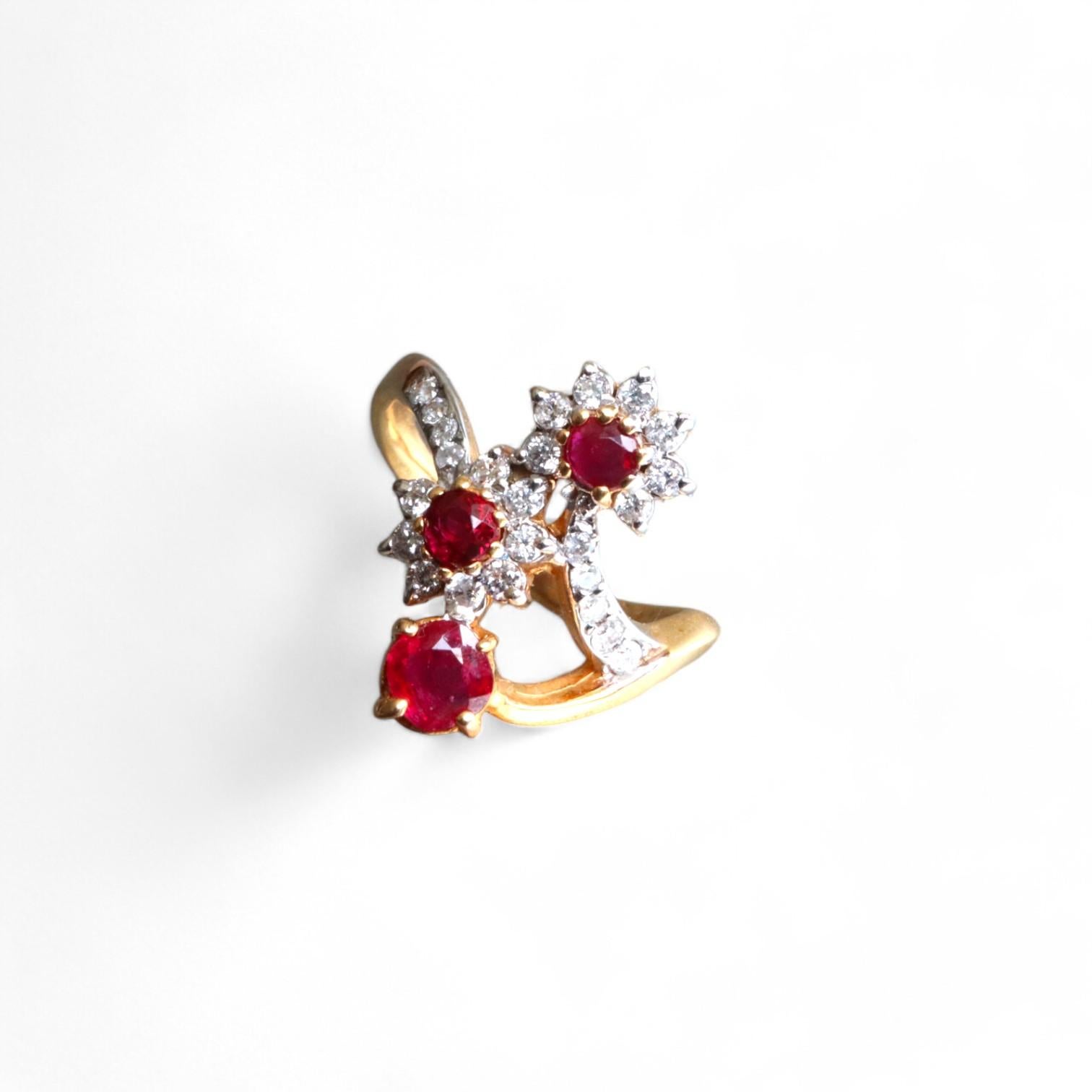 Women's Burma Unheated Vivid Red Ruby and Natural Diamonds Ring in 18K Yellow gold For Sale