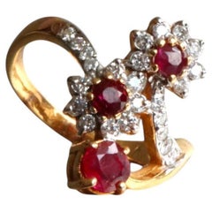 Anillo de rubí rojo vivo sin calentar y diamantes naturales de Birmania, oro amarillo de 18 quilates