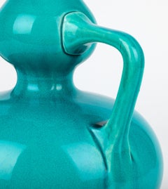 Vaso in ceramica artistica smaltata turchese con doppio manico, dei primi anni di Burmantofts Pottery