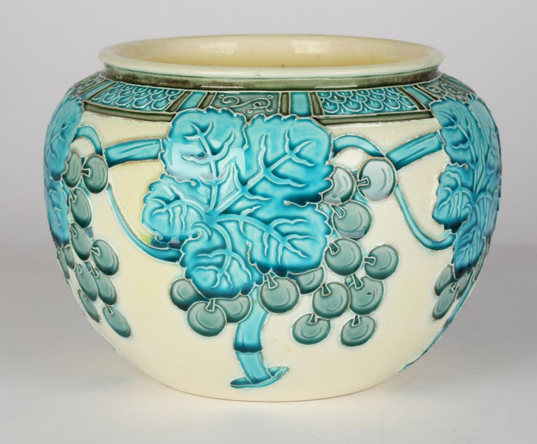 Burmantofts Faience Art Nouveau Art Pottery Bowl Decorated with Fruiting Vines In Good Condition For Sale In Bishop's Stortford, Hertfordshire