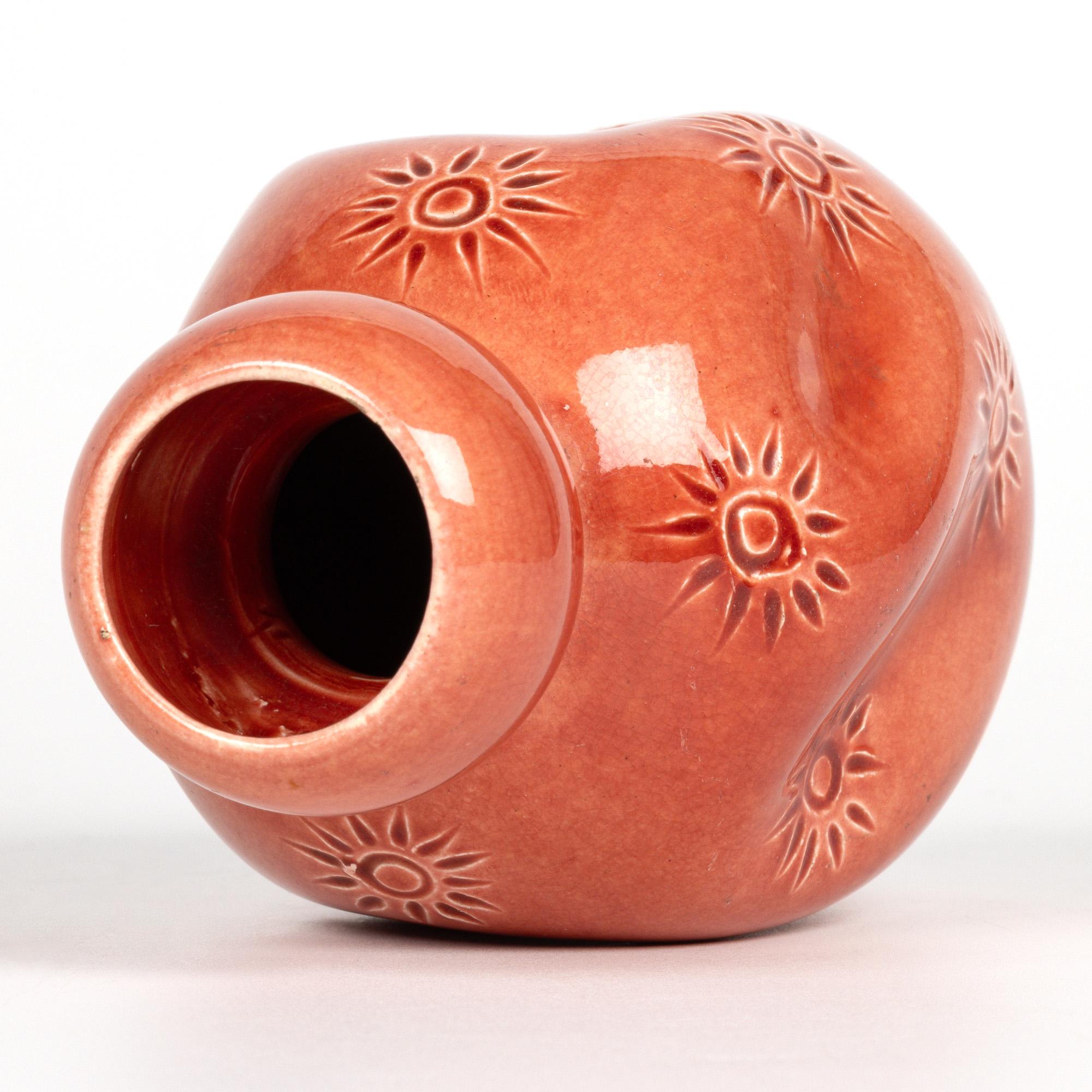 Un beau vase en faïence Art nouveau de Burmantofts, décoré d'un motif d'éclatement du soleil et datant d'environ 1890. Le vase repose sur un pied étroit et rond, avec une base légèrement en retrait, un corps rond et bulbeux avec des motifs imprimés