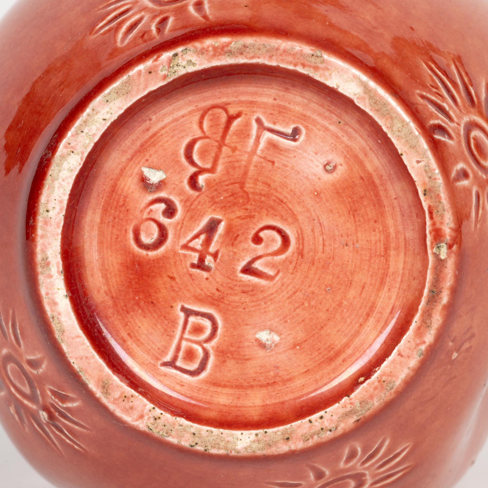 Vase d'art en faïence émaillé rose poudré Burmantofts en vente 1