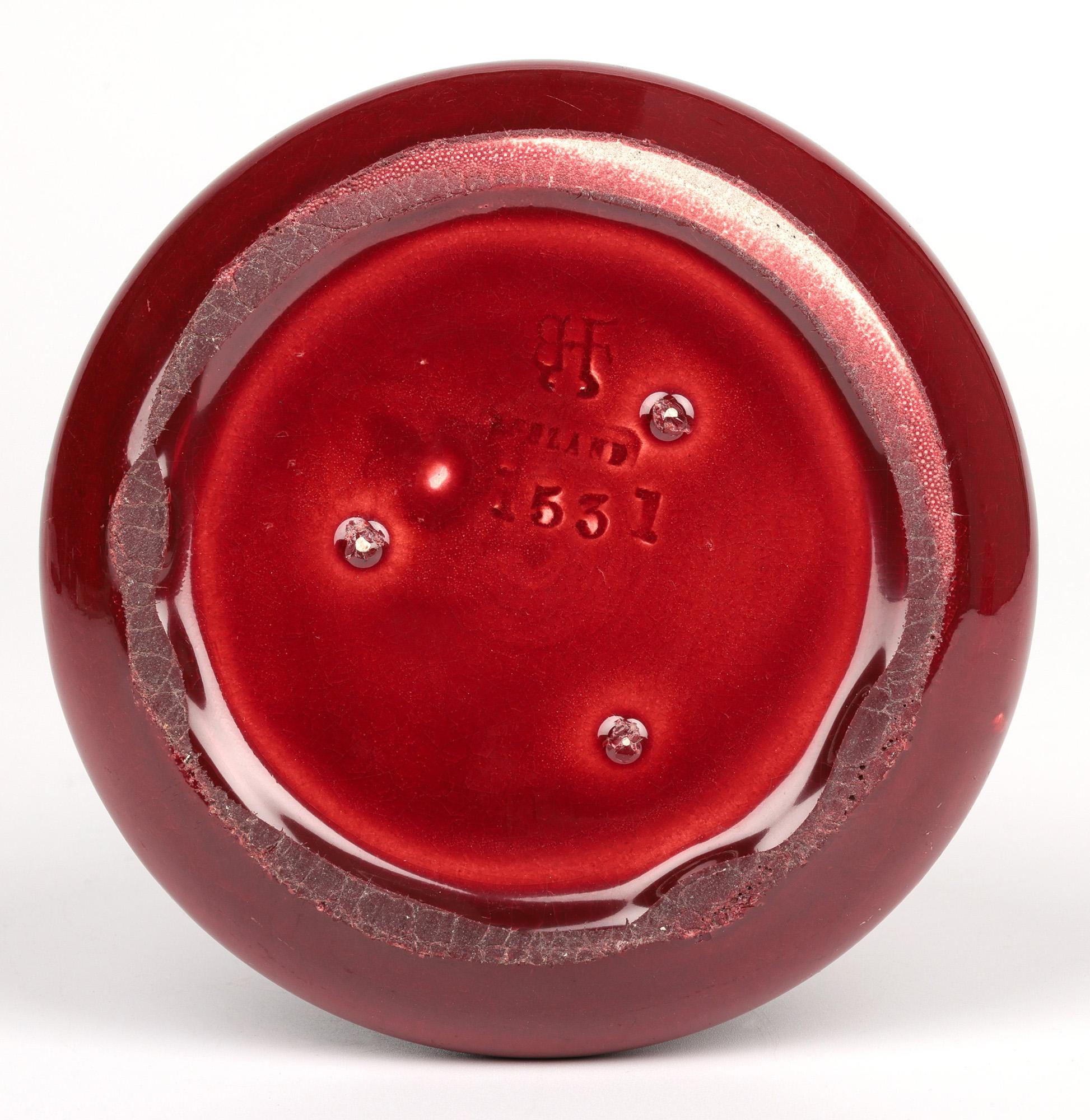 Vaso in ceramica d'arte Burmantofts Pottery smaltato rosso sangue di bue in vendita 2