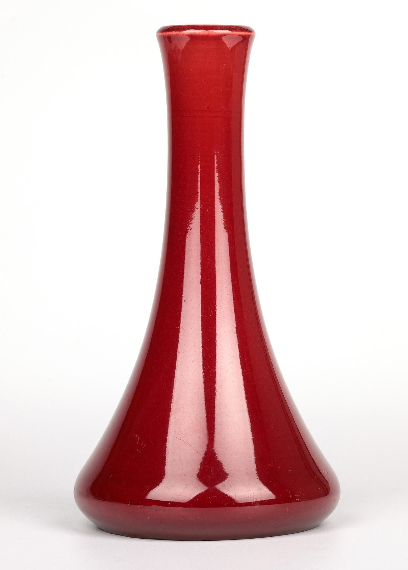 Vaso in ceramica d'arte Burmantofts Pottery smaltato rosso sangue di bue in vendita 4