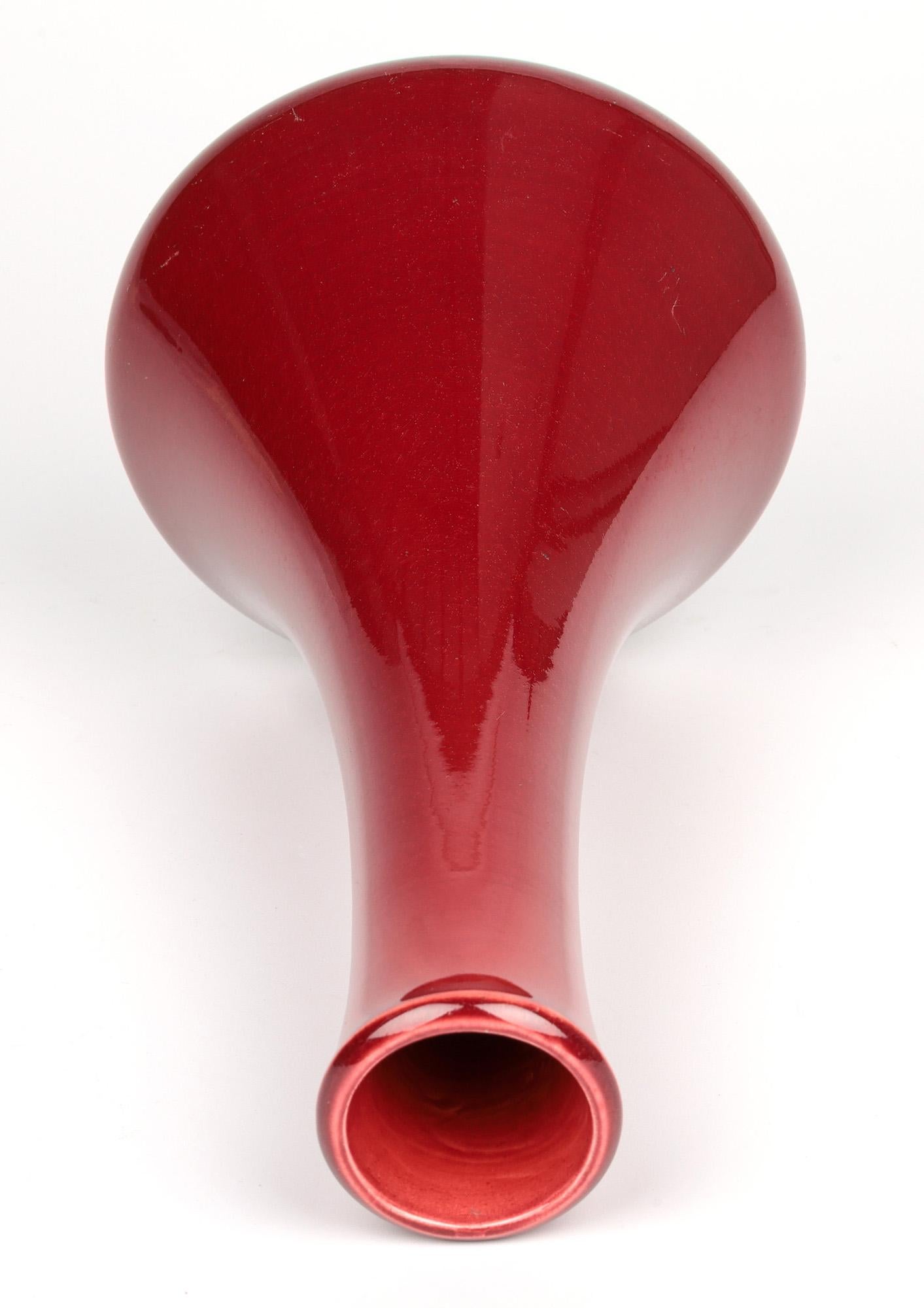 Vaso in ceramica d'arte Burmantofts Pottery smaltato rosso sangue di bue in vendita 5