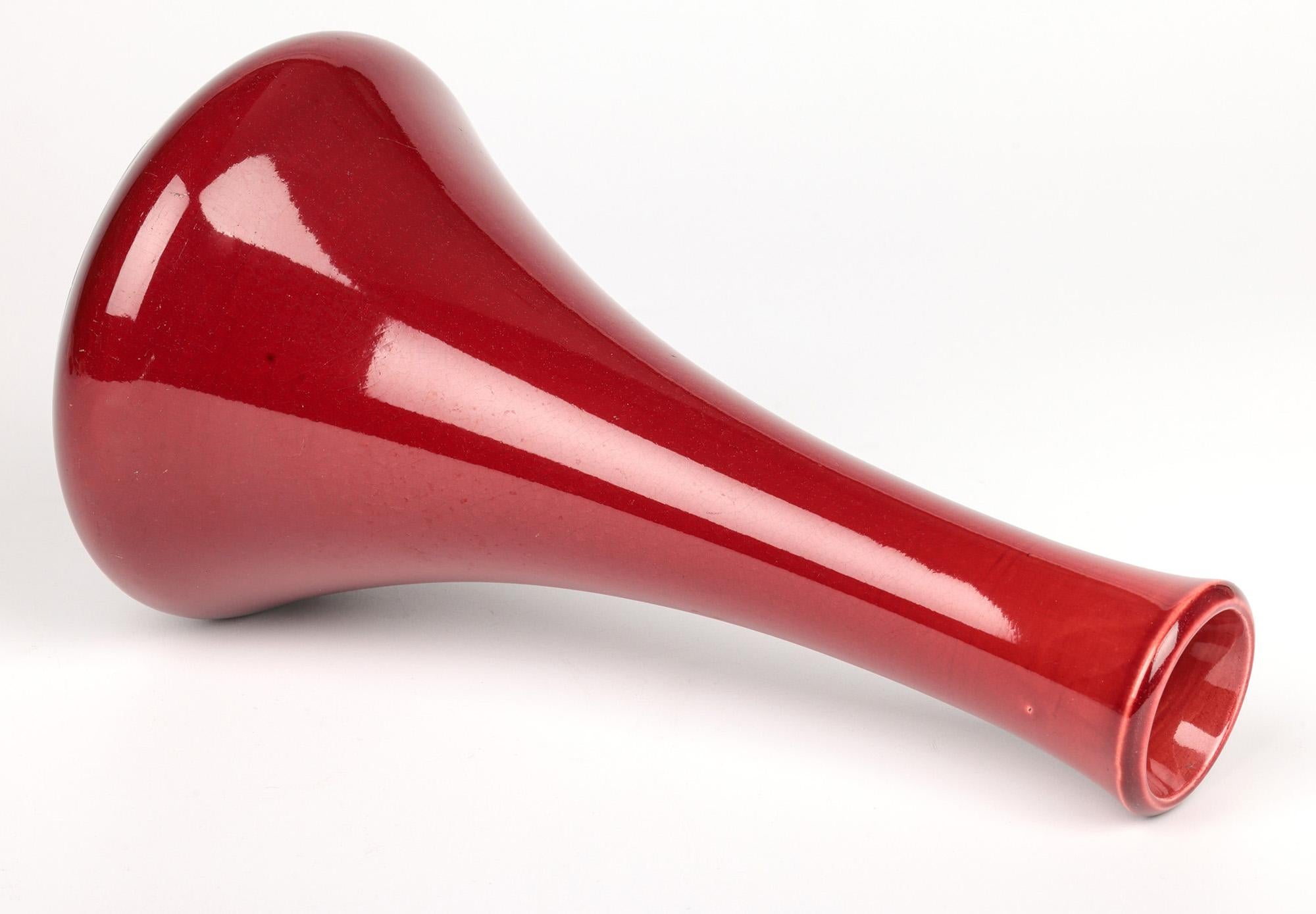 Arts and Crafts Vaso in ceramica d'arte Burmantofts Pottery smaltato rosso sangue di bue in vendita