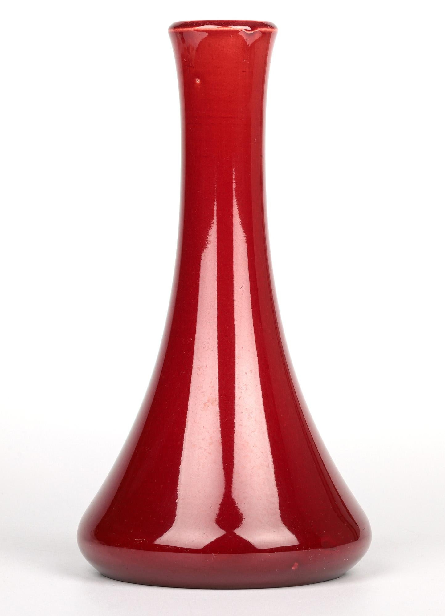 Inglese Vaso in ceramica d'arte Burmantofts Pottery smaltato rosso sangue di bue in vendita
