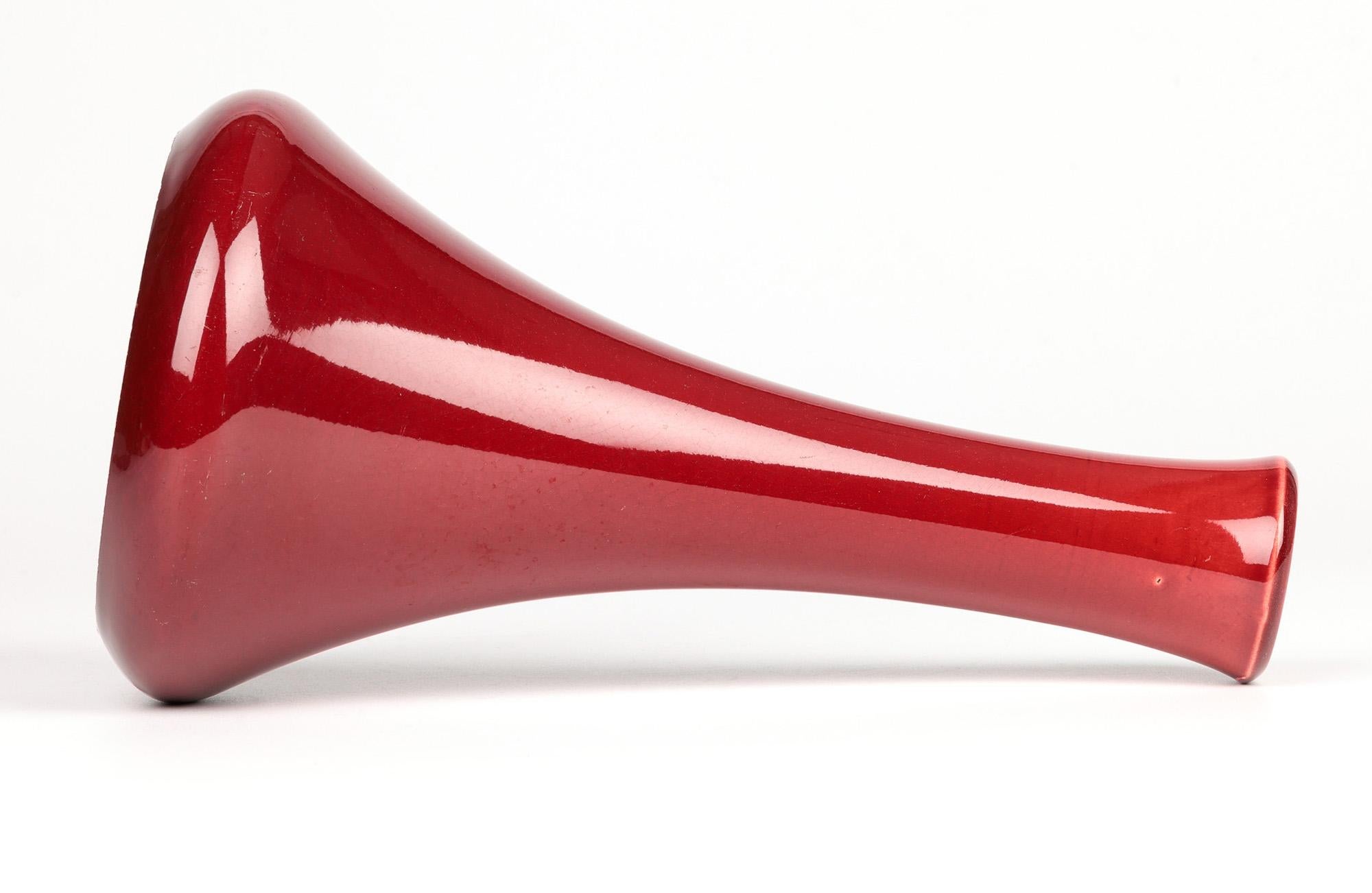 Vaso in ceramica d'arte Burmantofts Pottery smaltato rosso sangue di bue In condizioni buone in vendita a Bishop's Stortford, Hertfordshire