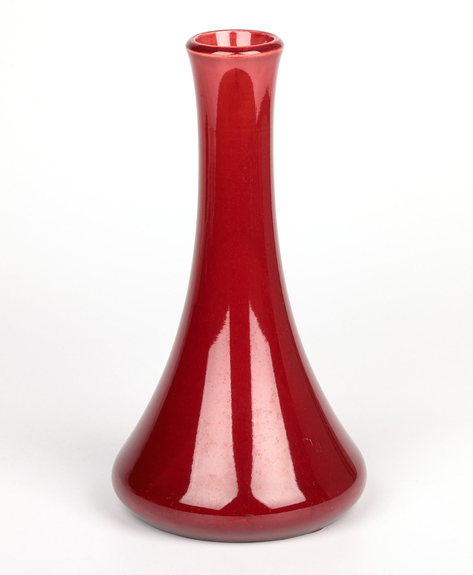 Fine XIX secolo Vaso in ceramica d'arte Burmantofts Pottery smaltato rosso sangue di bue in vendita