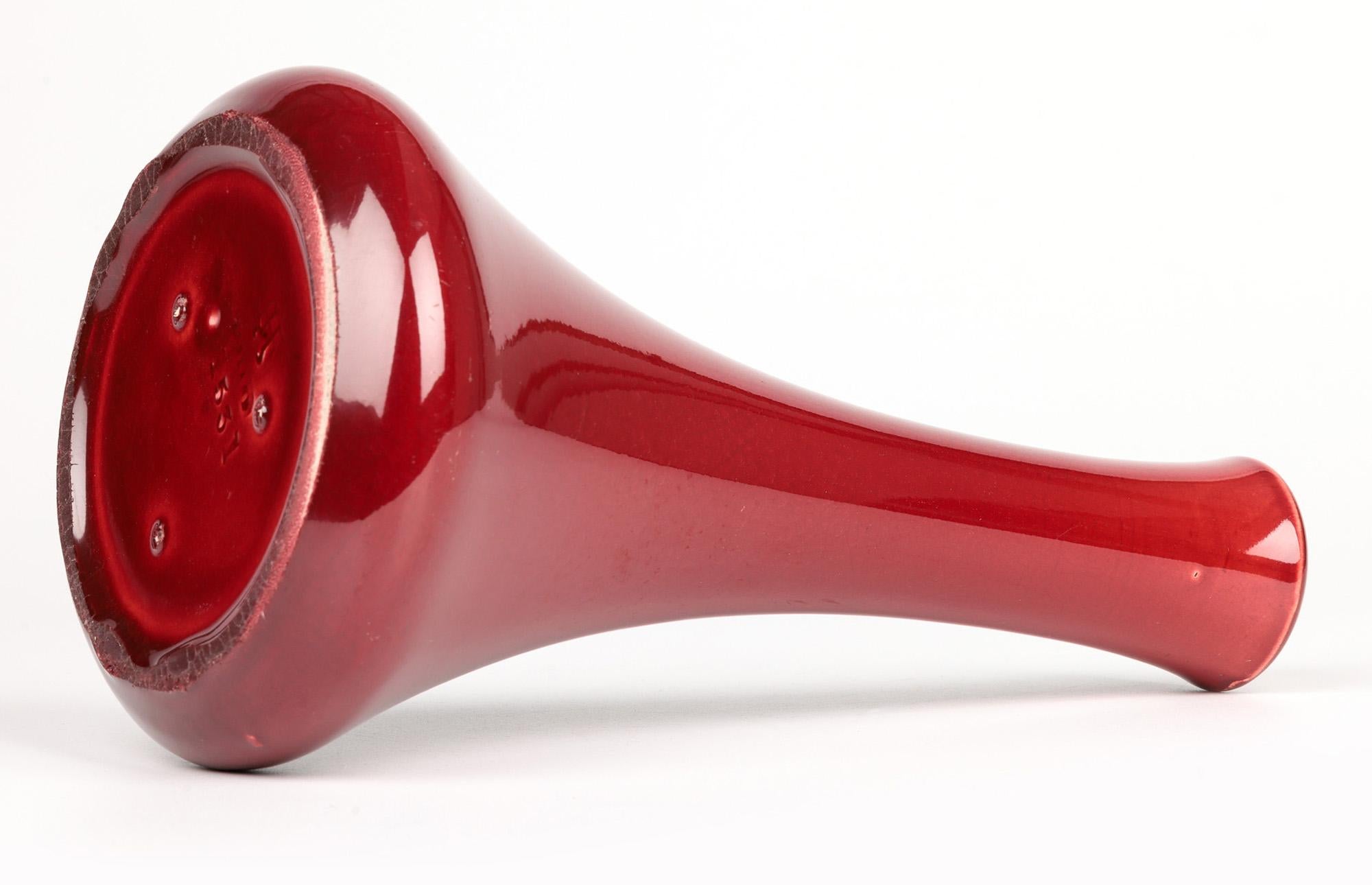 Cotto Vaso in ceramica d'arte Burmantofts Pottery smaltato rosso sangue di bue in vendita