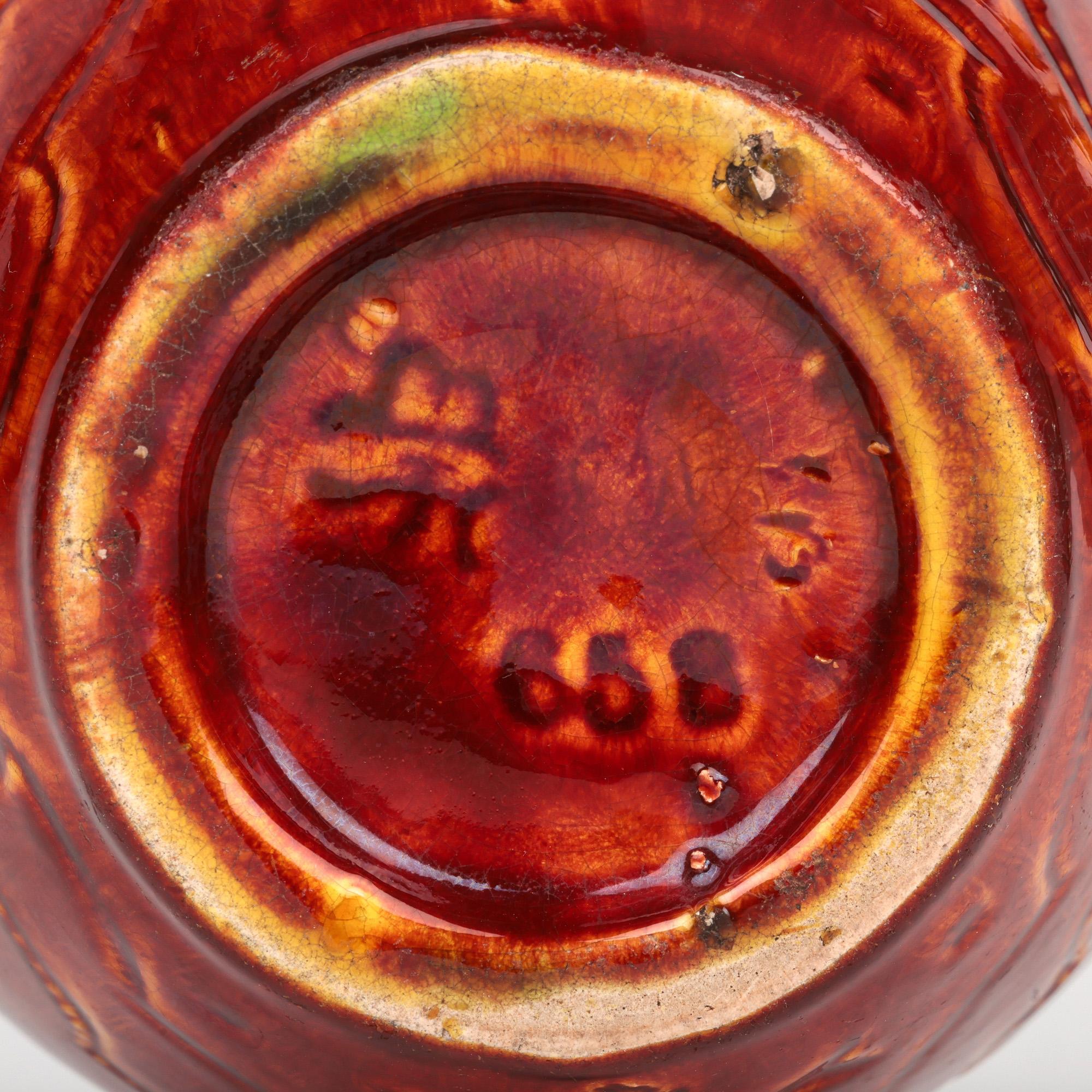 Raro jarrón de cerámica artística Burmantofts Faience con flor de lis esmaltada en rojo y amarillo en venta 2
