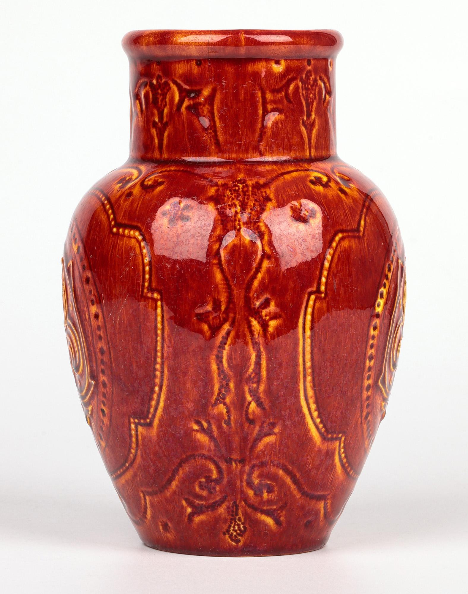 Raro jarrón de cerámica artística Burmantofts Faience con flor de lis esmaltada en rojo y amarillo en venta 3