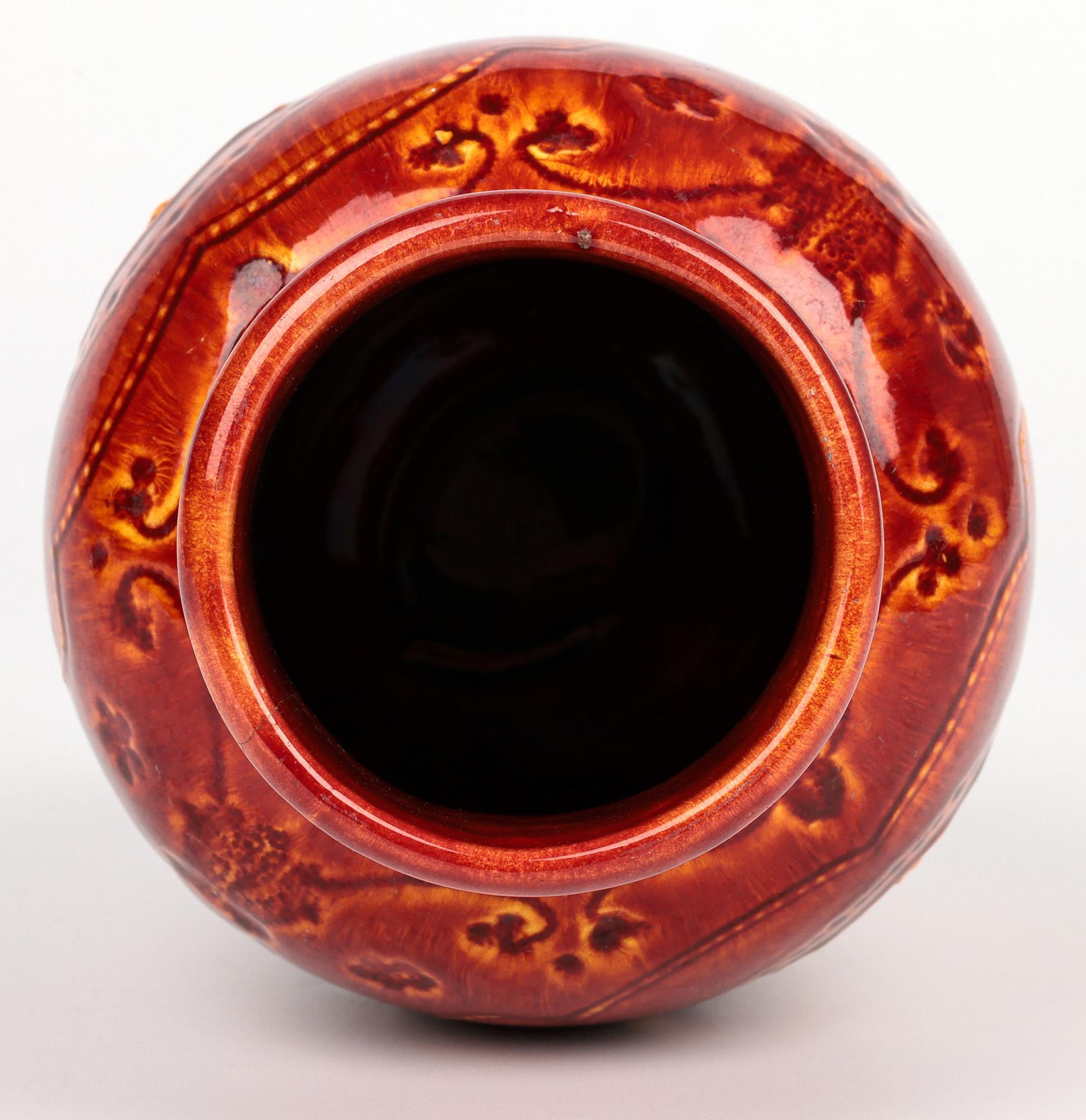 Raro jarrón de cerámica artística Burmantofts Faience con flor de lis esmaltada en rojo y amarillo en venta 4