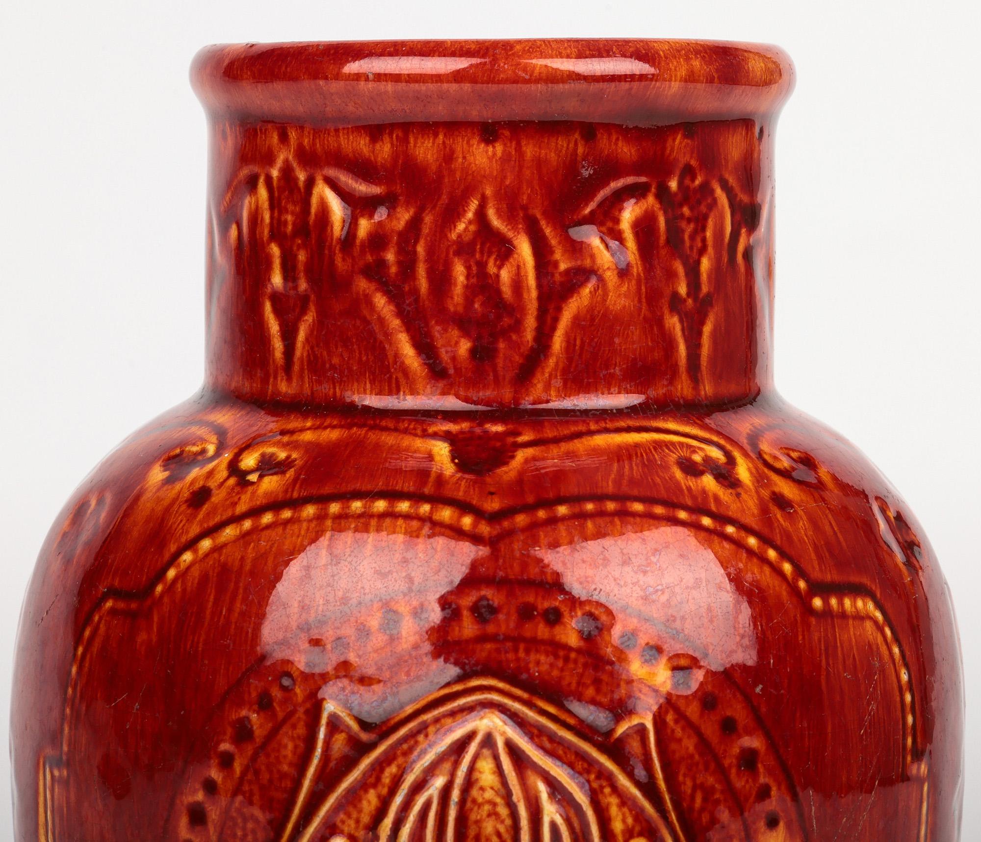 Raro jarrón de cerámica artística Burmantofts Faience con flor de lis esmaltada en rojo y amarillo en venta 5
