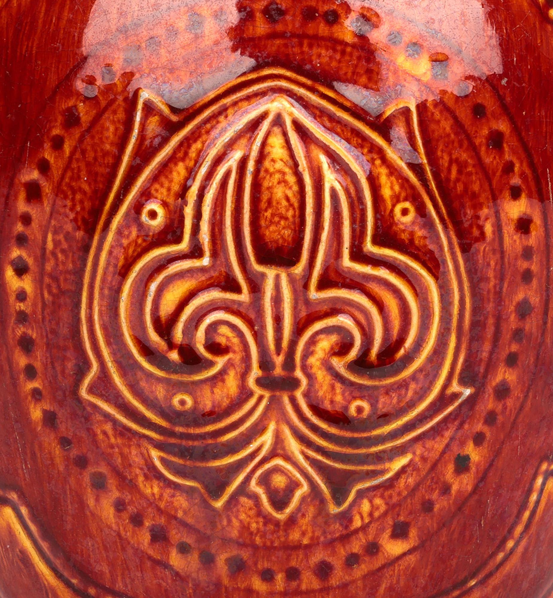 Raro jarrón de cerámica artística Burmantofts Faience con flor de lis esmaltada en rojo y amarillo en venta 6