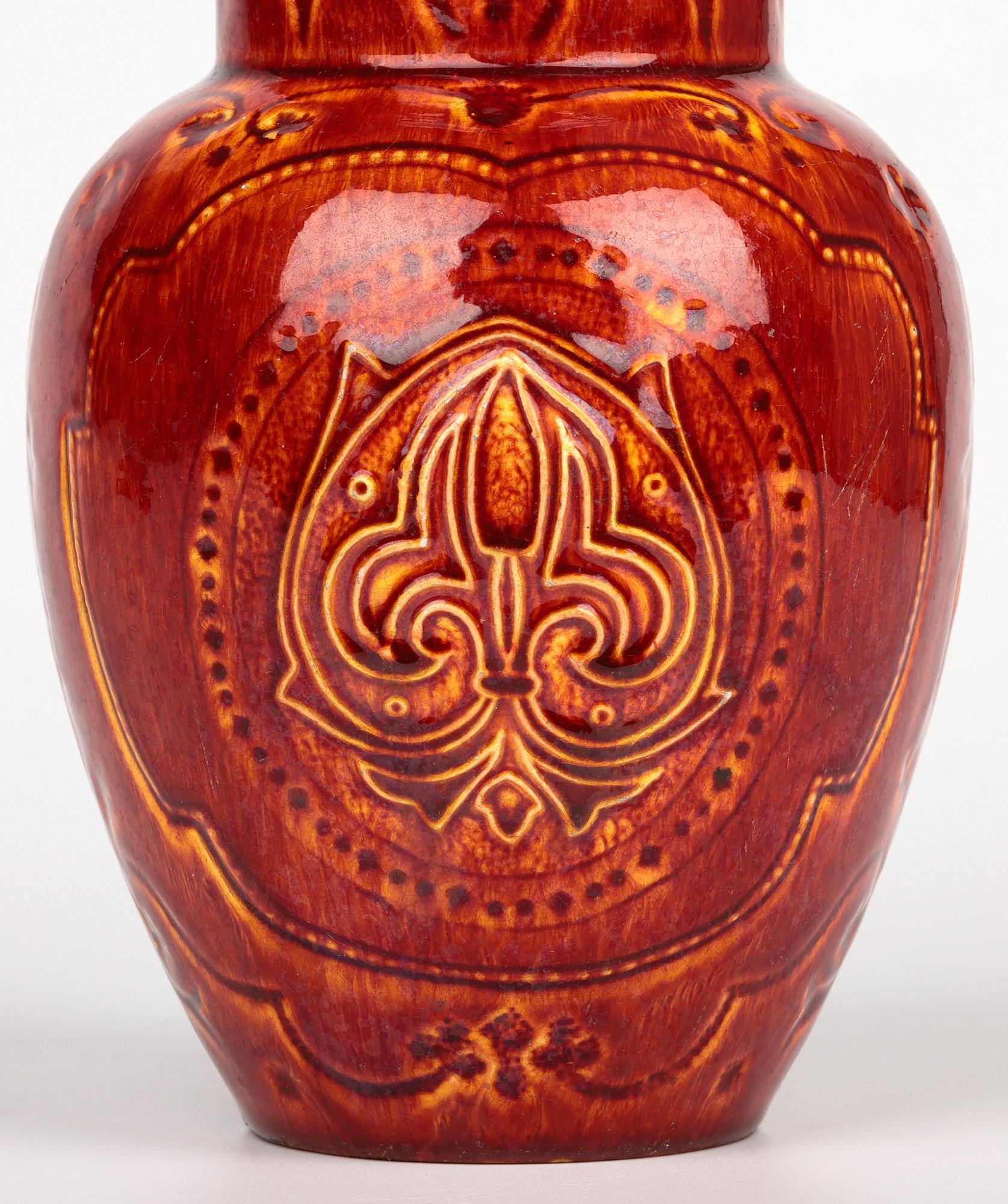Raro jarrón de cerámica artística Burmantofts Faience con flor de lis esmaltada en rojo y amarillo en venta 7