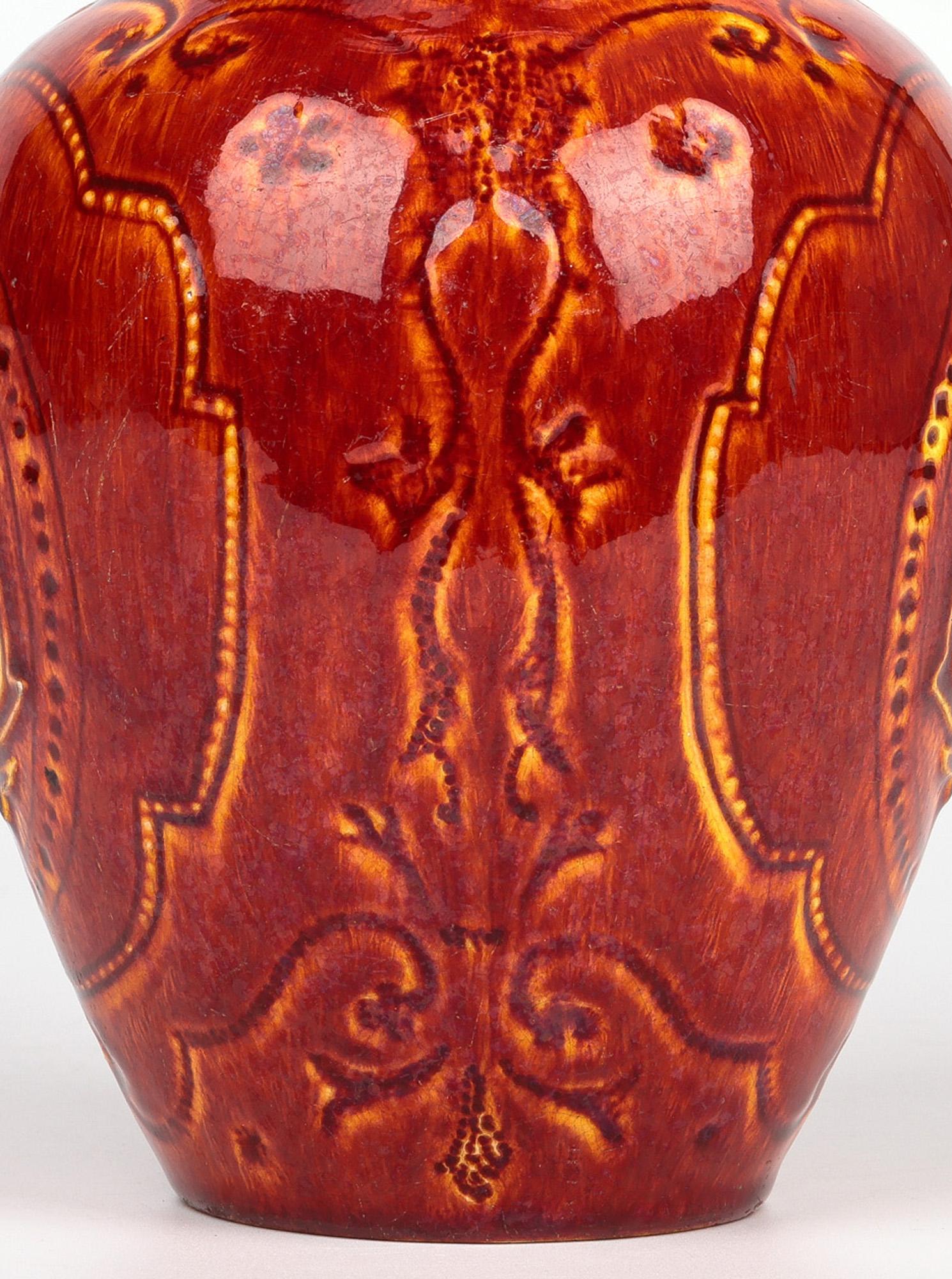 Raro jarrón de cerámica artística Burmantofts Faience con flor de lis esmaltada en rojo y amarillo en venta 8