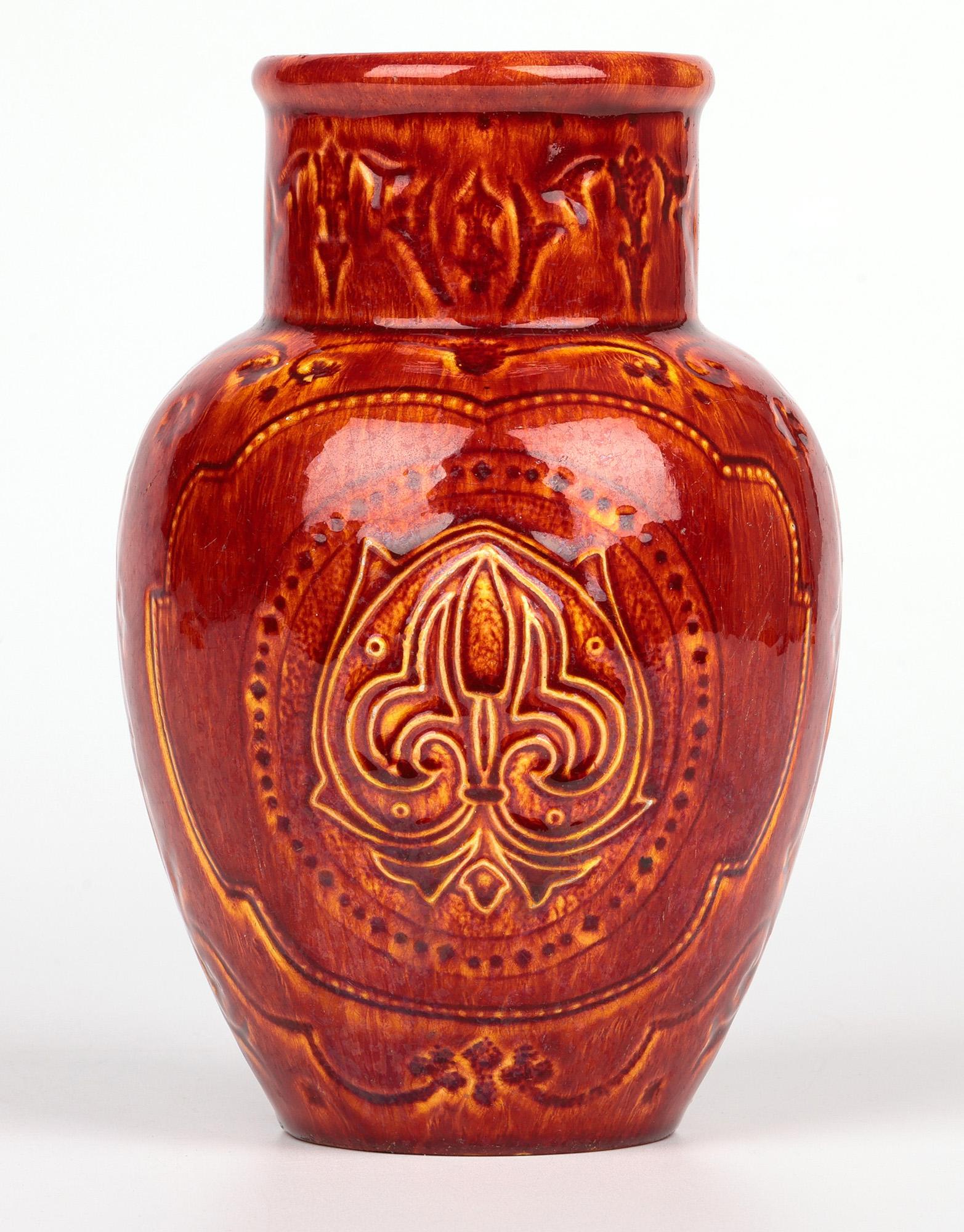 Raro jarrón de cerámica artística Burmantofts Faience con flor de lis esmaltada en rojo y amarillo en venta 9