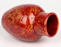 Burmantofts Pottery Raro vaso d'arte Fleur-de-lis smaltato rosso e giallo