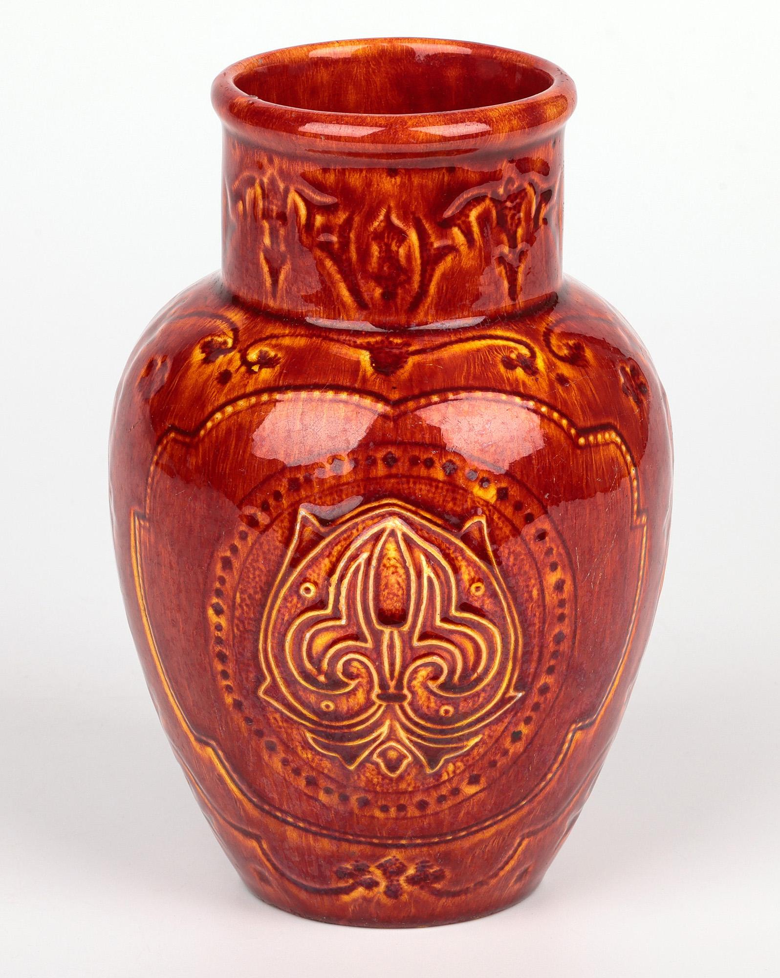 Raro jarrón de cerámica artística Burmantofts Faience con flor de lis esmaltada en rojo y amarillo Movimiento estético en venta