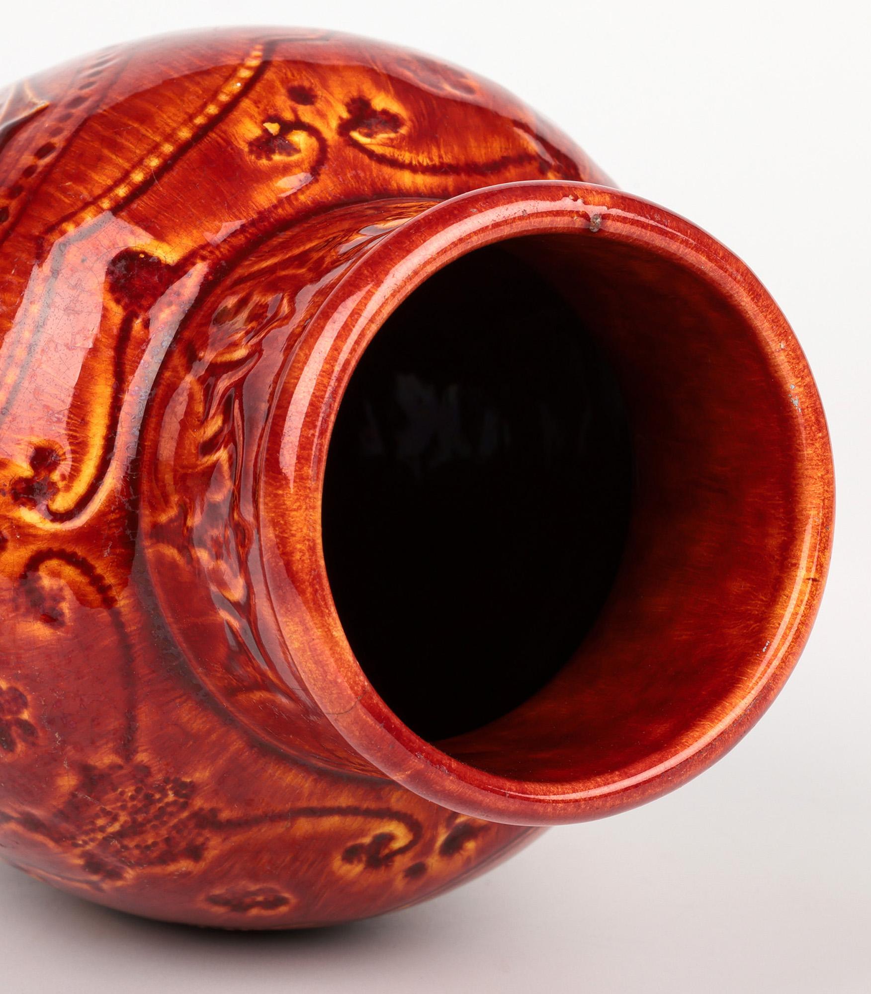 Raro jarrón de cerámica artística Burmantofts Faience con flor de lis esmaltada en rojo y amarillo Inglés en venta