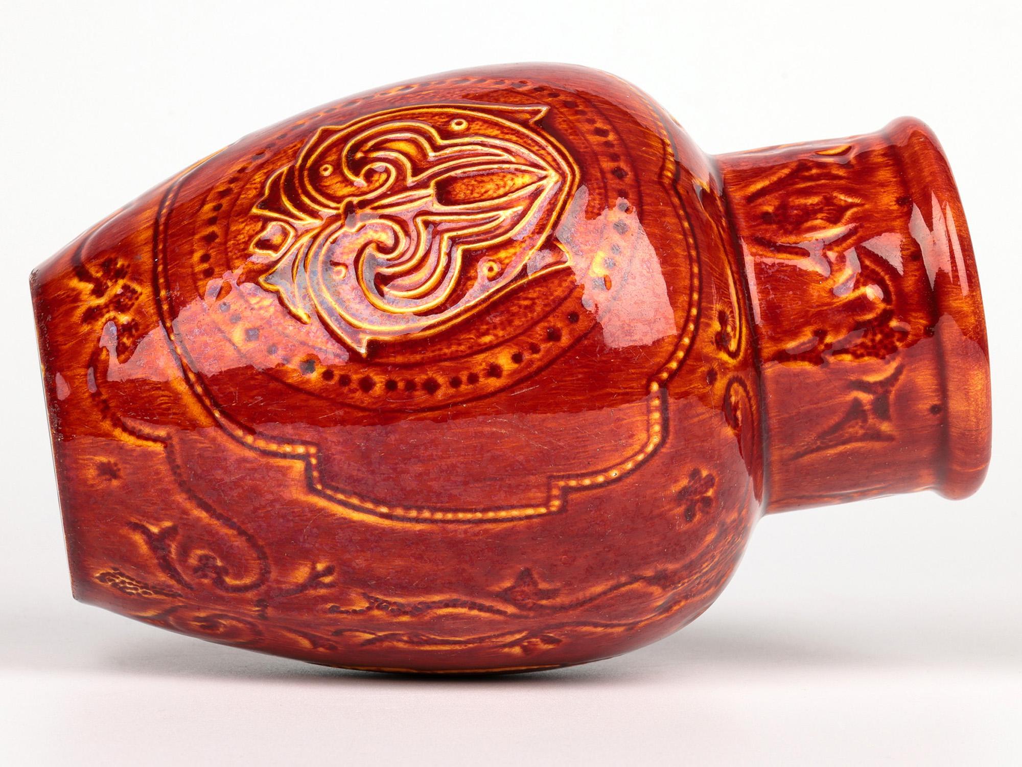 Raro jarrón de cerámica artística Burmantofts Faience con flor de lis esmaltada en rojo y amarillo Glaseado en venta