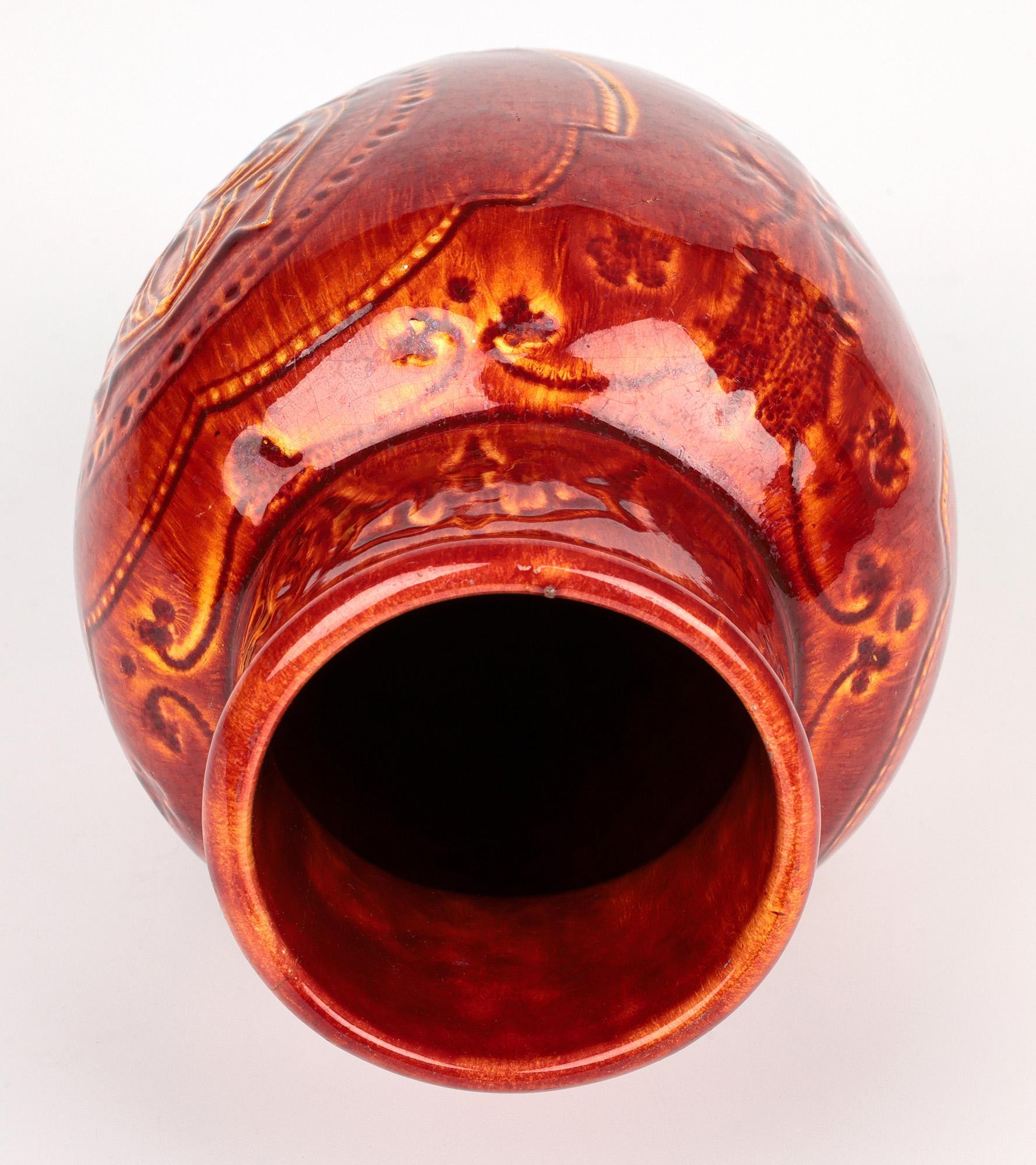 Raro jarrón de cerámica artística Burmantofts Faience con flor de lis esmaltada en rojo y amarillo Loza de barro en venta