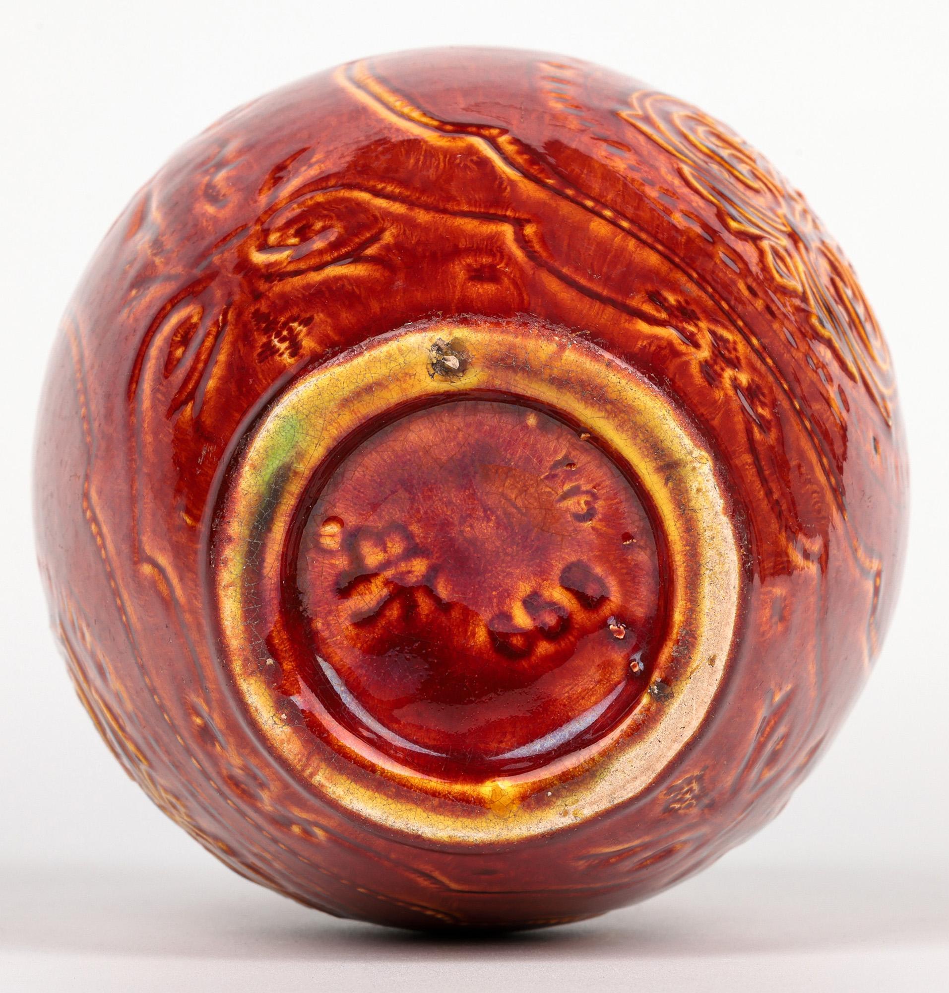 Raro jarrón de cerámica artística Burmantofts Faience con flor de lis esmaltada en rojo y amarillo en venta 1