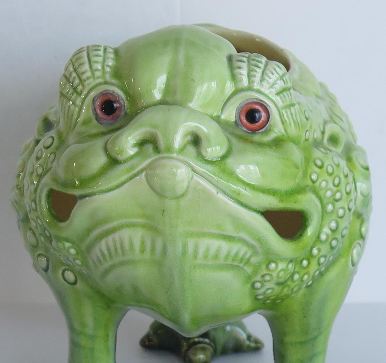 Burmantofts Grotesque Faience Bull Frog Spoon Warmer, Leeds England circa 1885 In Good Condition In Lincoln, Lincolnshire