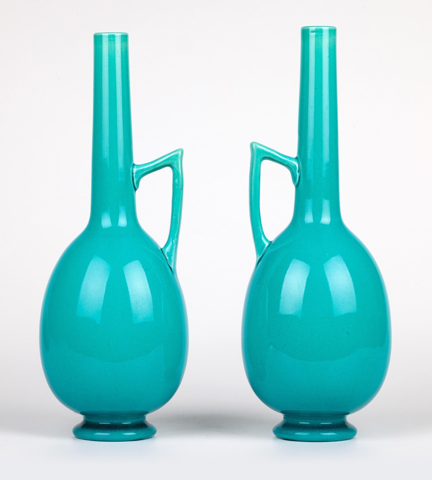 Burmantofts Paire de vases en poterie d'art en forme d'aiguière émaillée turquoise en vente 3