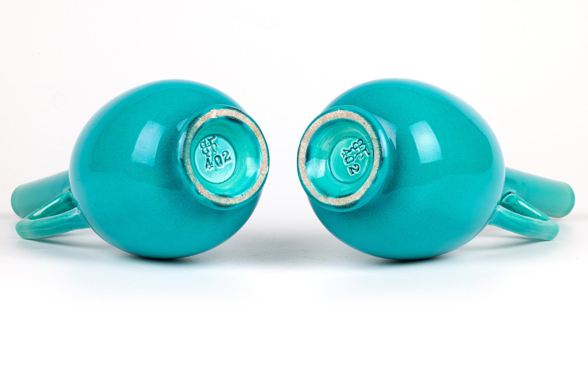 Burmantofts Paire de vases en poterie d'art en forme d'aiguière émaillée turquoise en vente 4