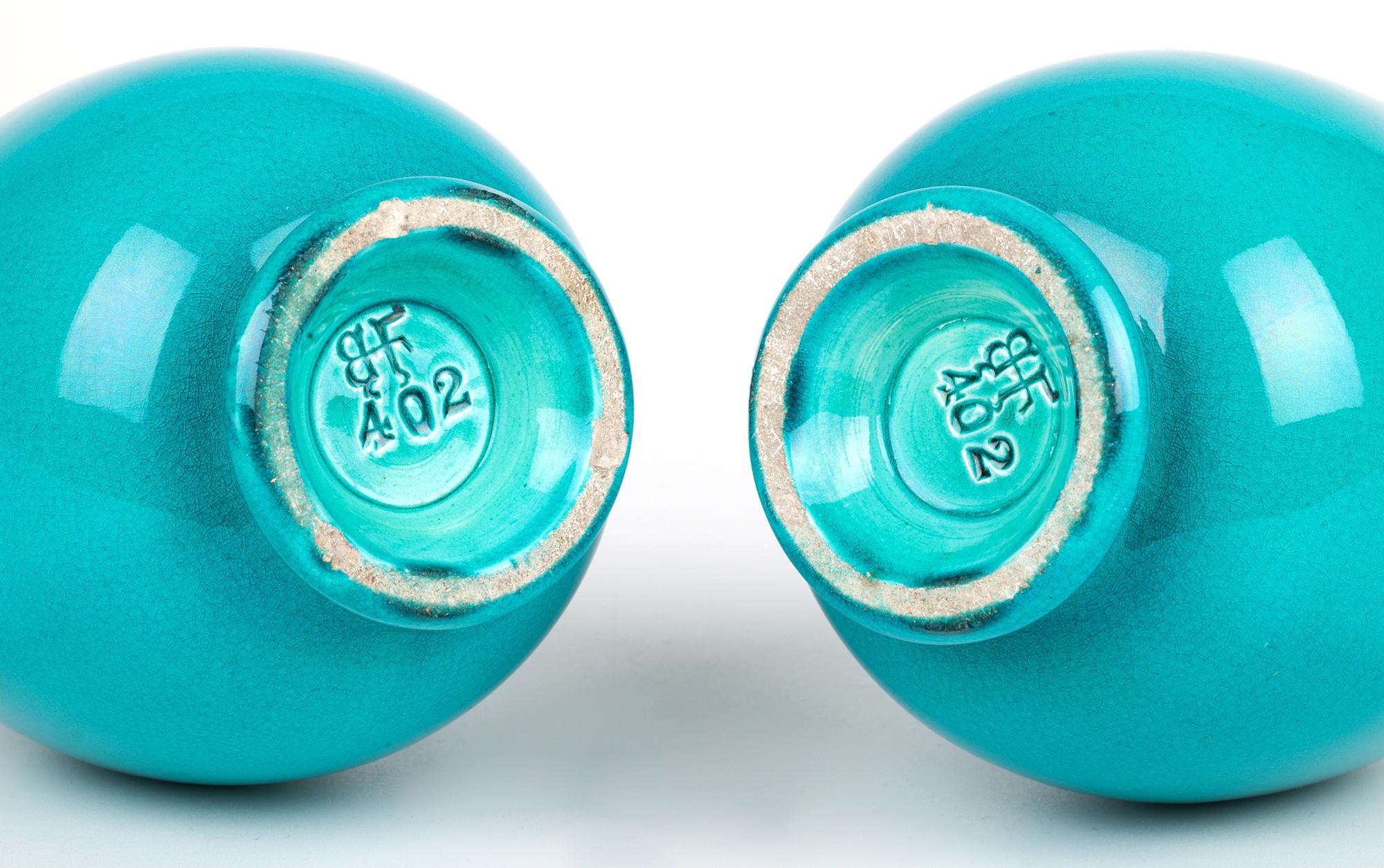 Burmantofts Paire de vases en poterie d'art en forme d'aiguière émaillée turquoise en vente 7