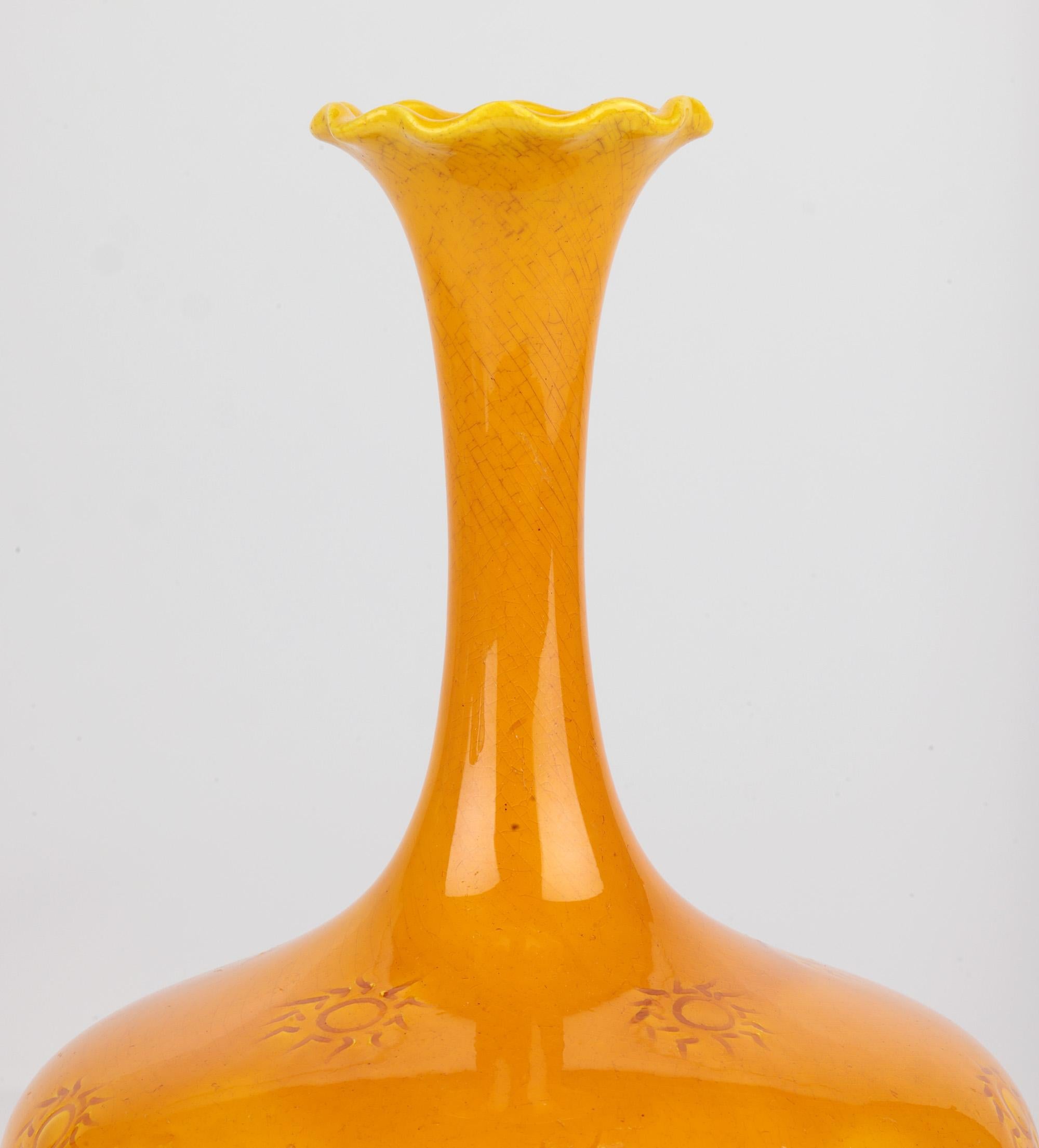 Eine seltene und stilvolle Vase aus Burmantofts Fayence-Kunstkeramik, verziert mit einem Sonnenmuster und mit einer Safranglasur aus der Zeit um 1890. Diese wunderschöne und elegante, leicht getöpferte Steingutvase steht auf einem schmalen, runden