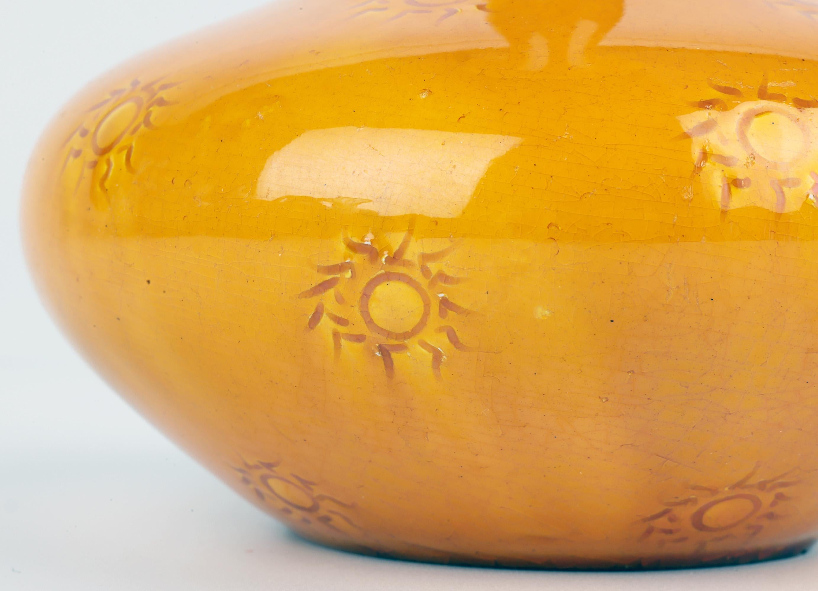 Burmantofts Seltene Safran glasiert Sunburst Muster Kunst Pottery Vase (Handgeschnitzt) im Angebot