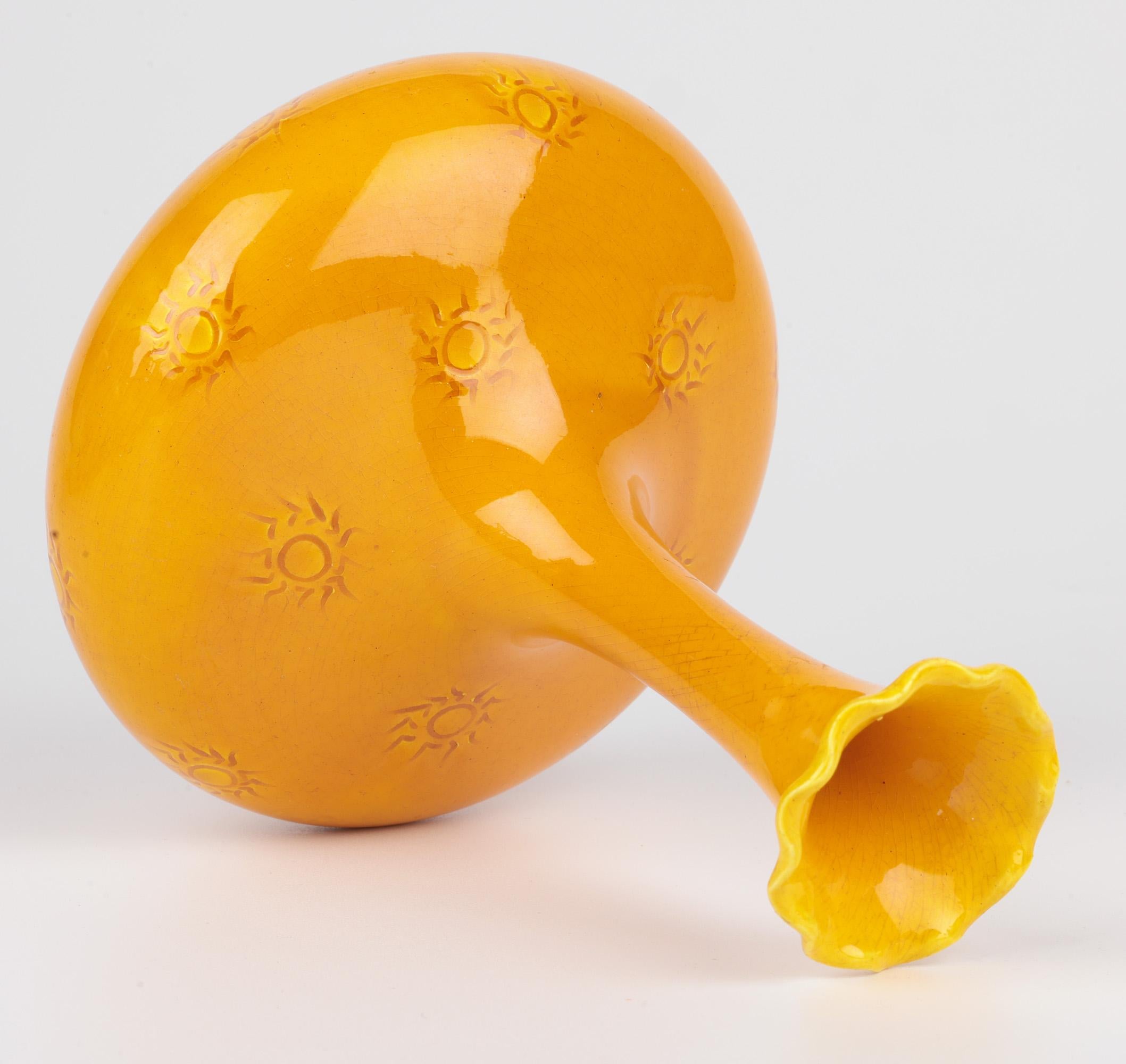 Burmantofts Seltene Safran glasiert Sunburst Muster Kunst Pottery Vase (Spätes 19. Jahrhundert) im Angebot