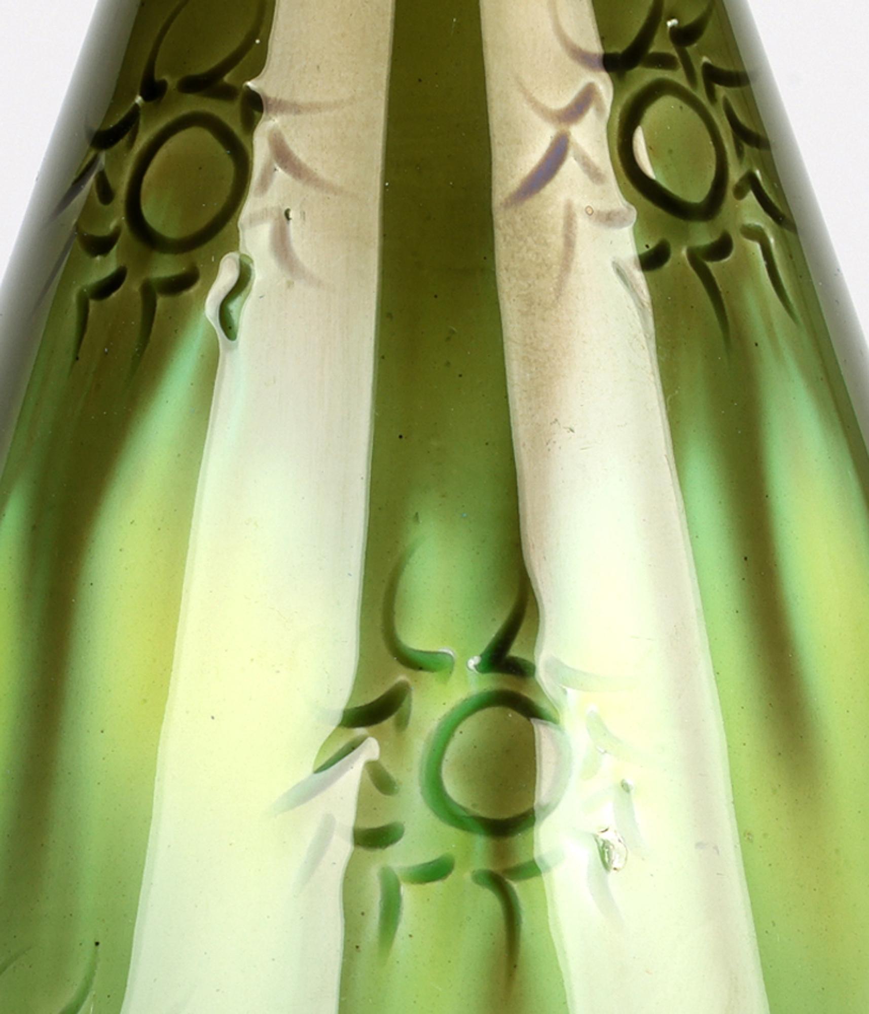 Britannique Burmantofts Rare Sunburst Pattern Flask Shaped Green Art Pottery Vase en vente