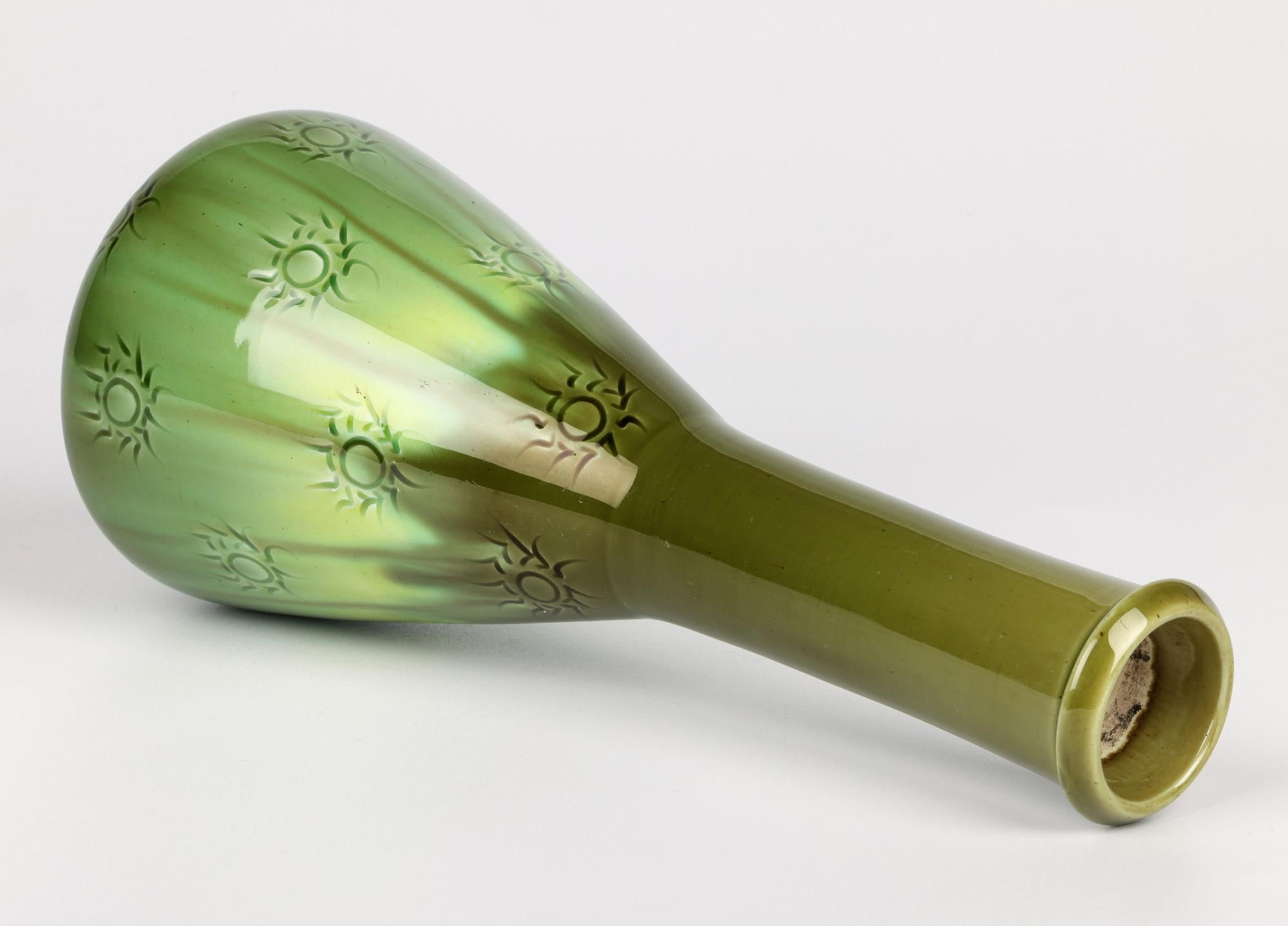 Fin du XIXe siècle Burmantofts Rare Sunburst Pattern Flask Shaped Green Art Pottery Vase en vente