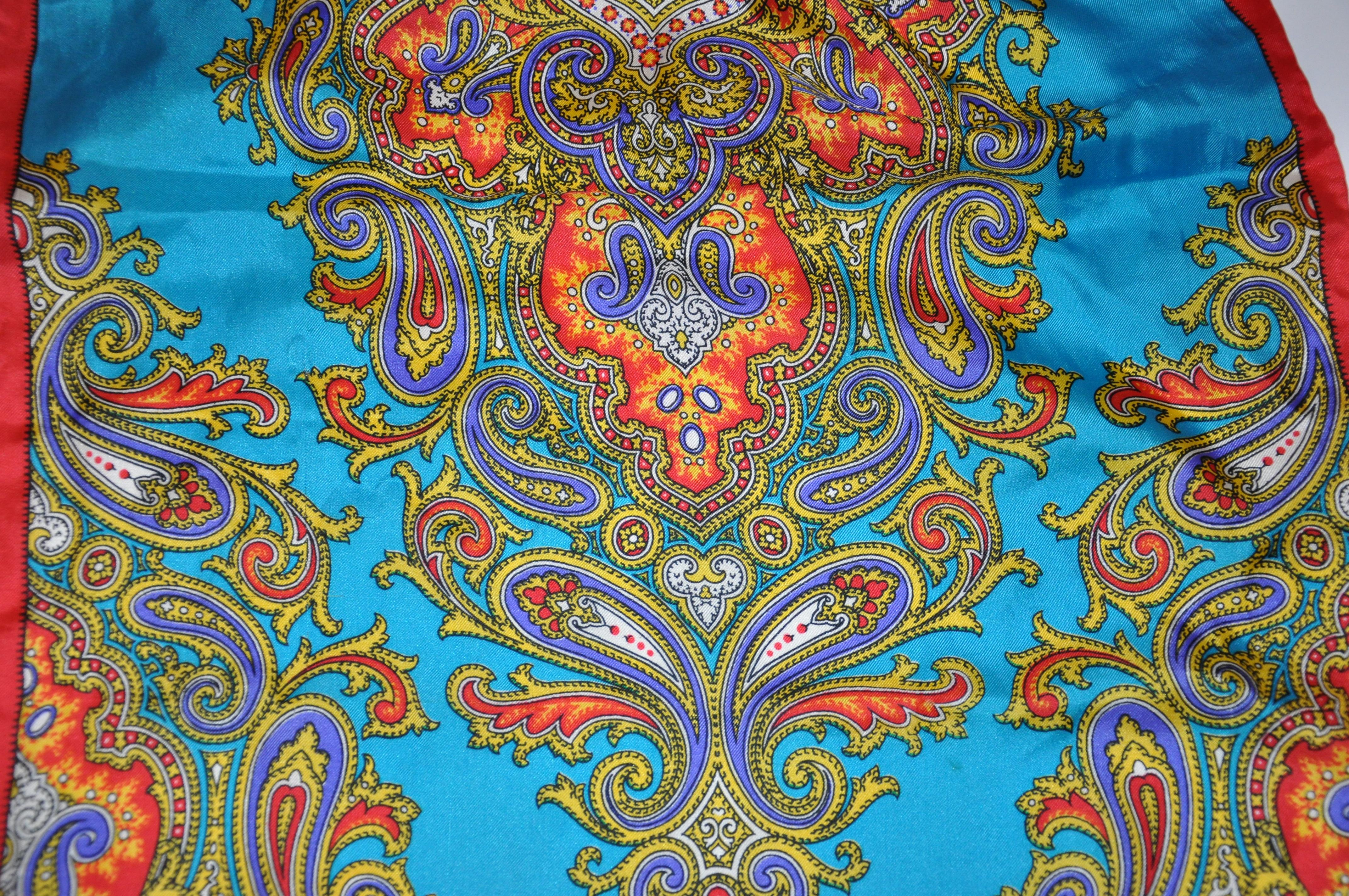 Écharpe en soie à bordure rouge brossée et paillettes multicolores turquoise Bon état - En vente à New York, NY